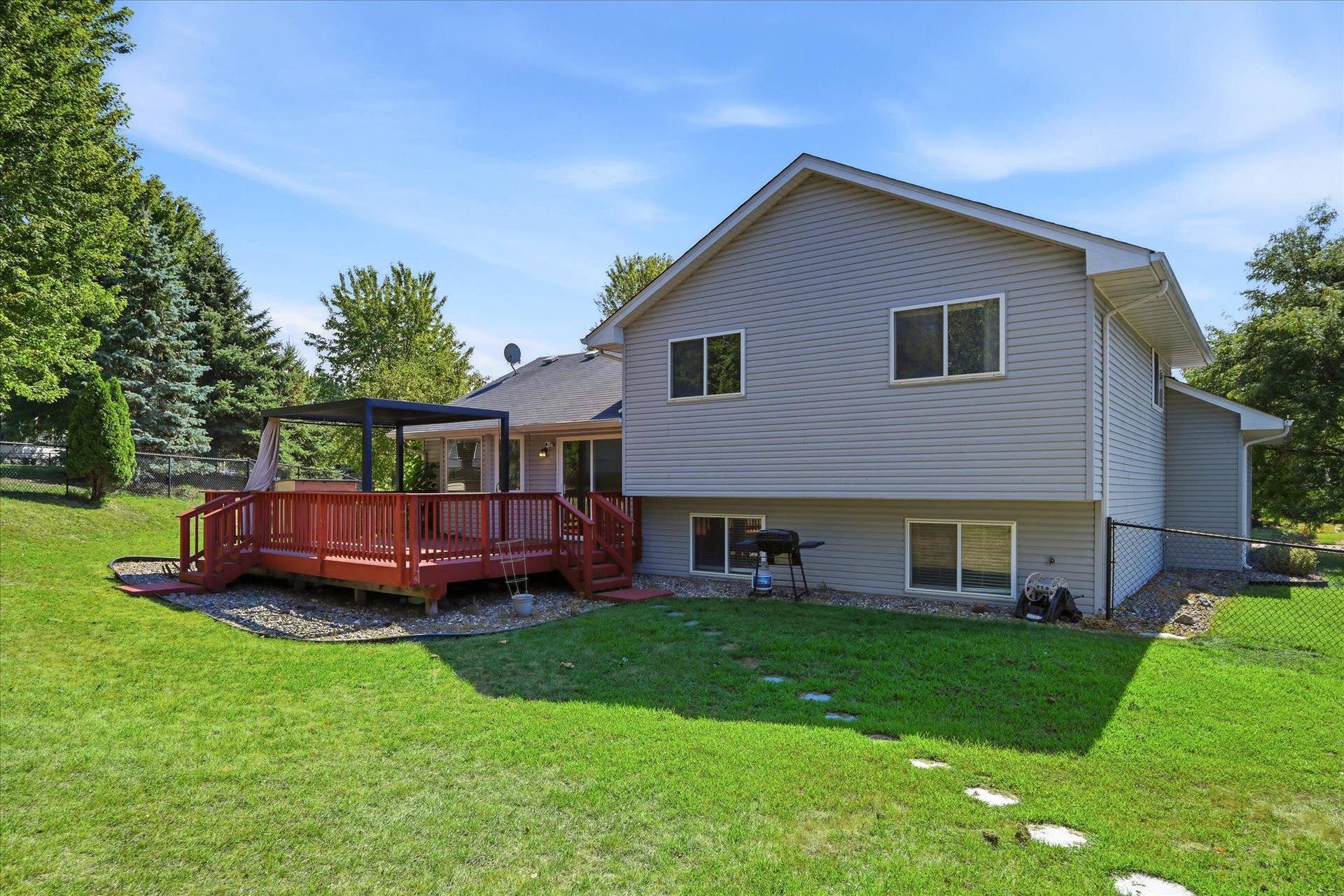 9350 Parkside Drive, Woodbury, MN 55125 Fully fenced back yard