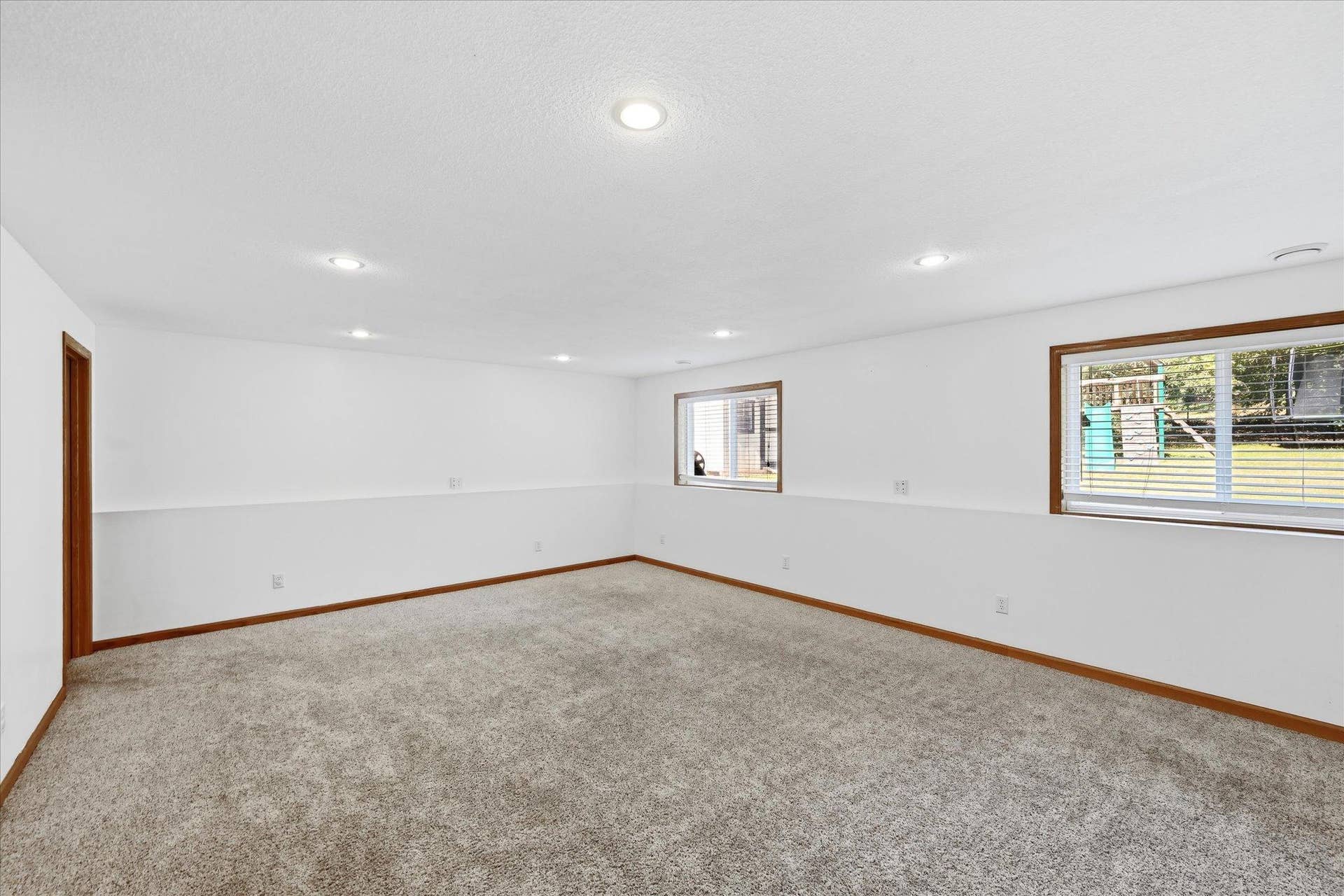9350 Parkside Drive, Woodbury, MN 55125 large family room