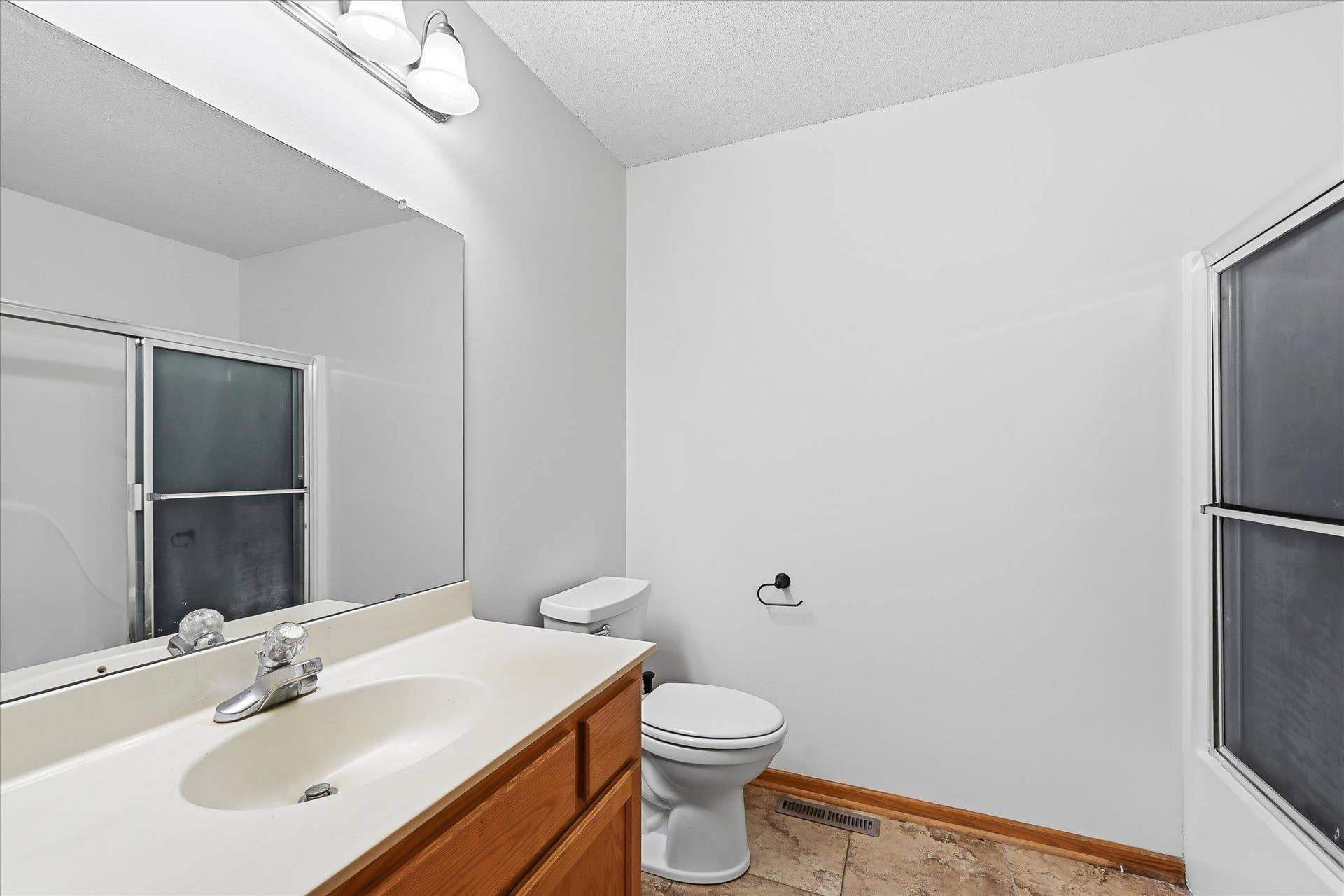 9350 Parkside Drive, Woodbury, MN 55125 full hall bath