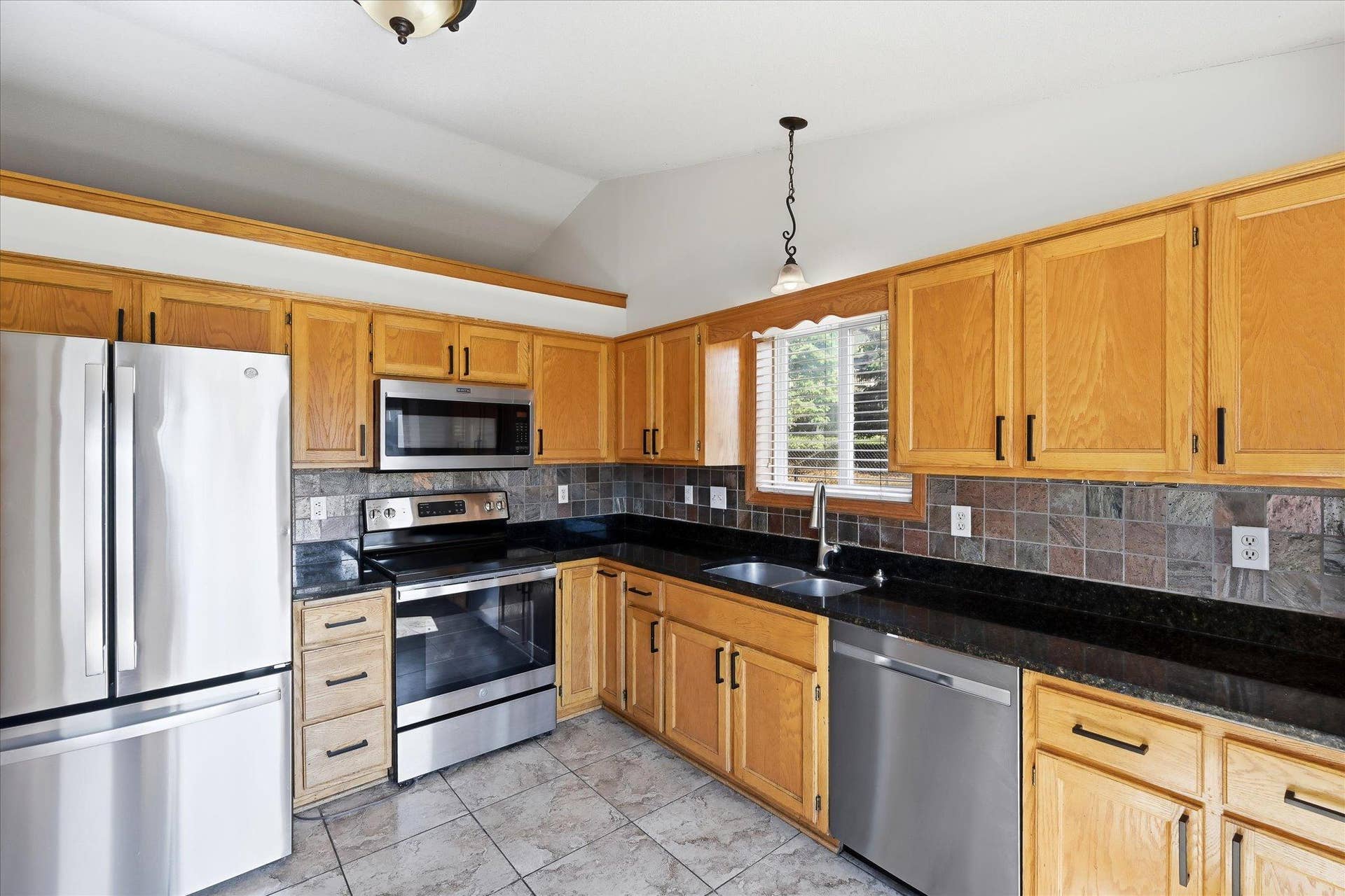 9350 Parkside Drive, Woodbury, MN 55125 Tile flooring