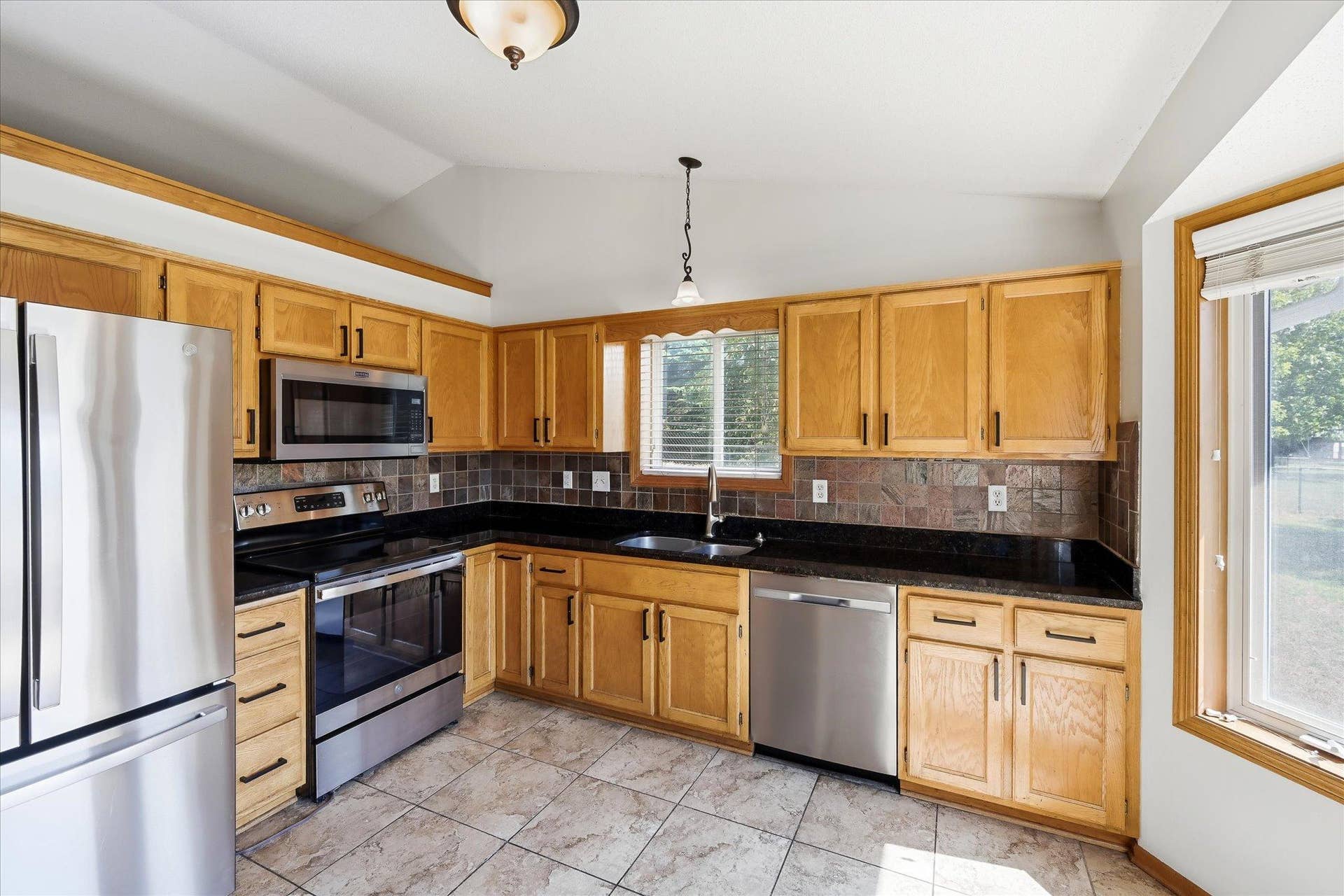 9350 Parkside Drive, Woodbury, MN 55125 stainless steel appliances