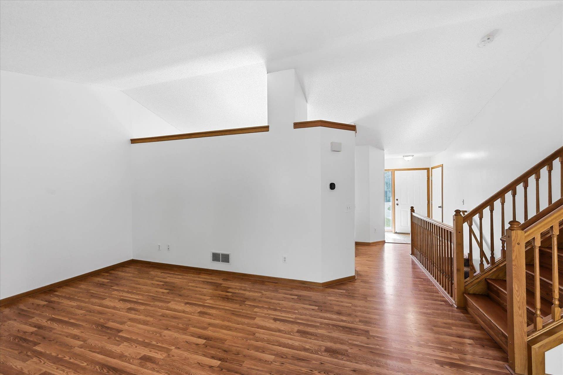 9350 Parkside Drive, Woodbury, MN 55125 vaulted ceiling