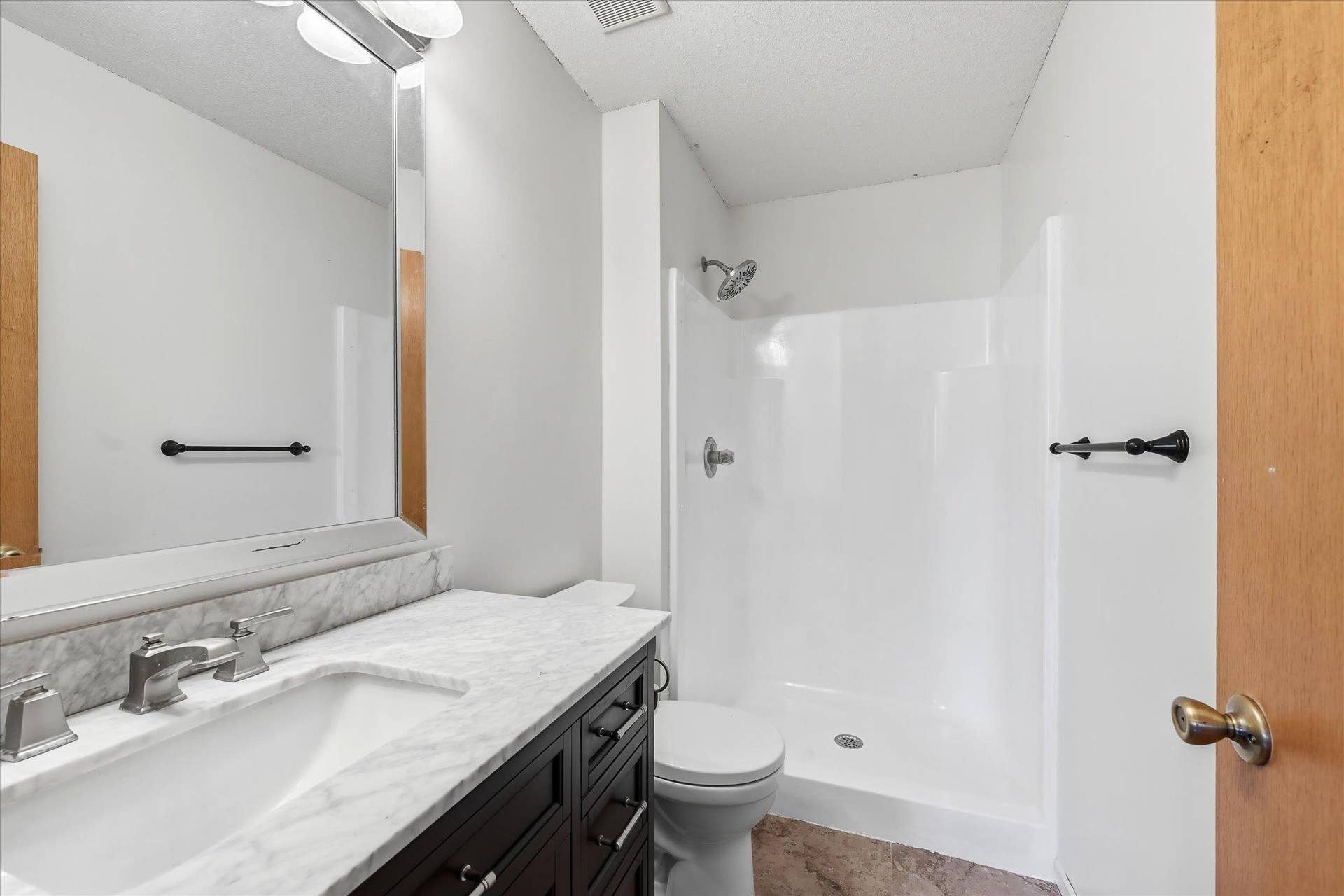 9350 Parkside Drive, Woodbury, MN 55125 3/4 bath in bedroom # 3