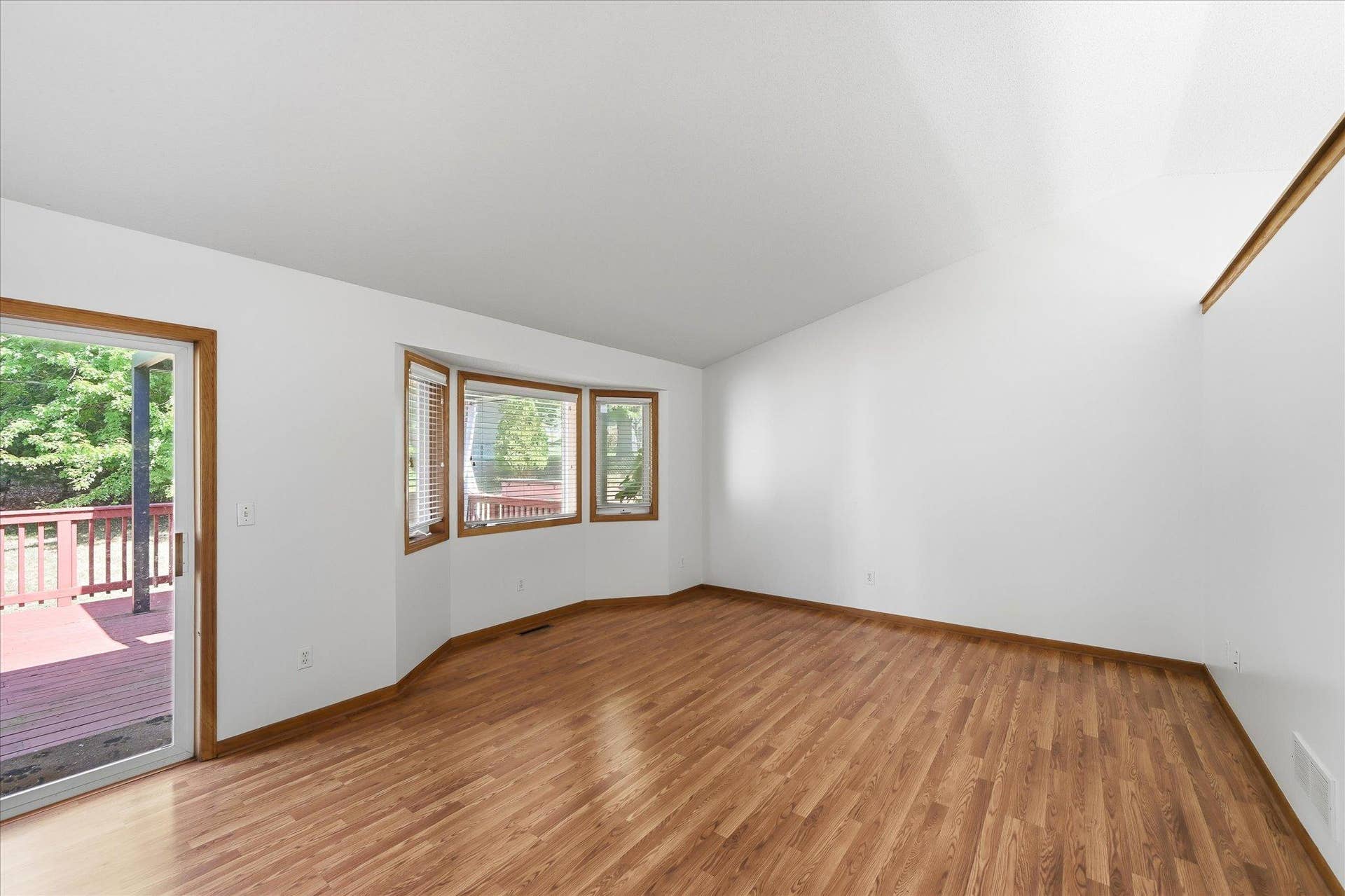 9350 Parkside Drive, Woodbury, MN 55125 Living room