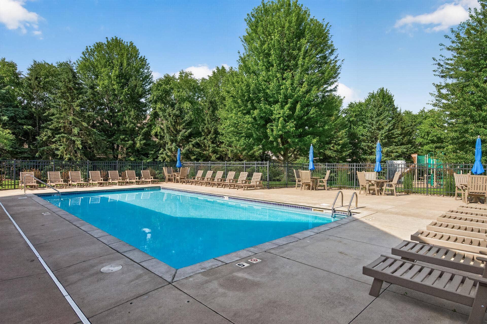 11631 Prospect Curve, Woodbury, MN 55129 Spend your summer days relaxing by the heated community pool, complete with lounge chairs and tables for soaking up the sunshine.