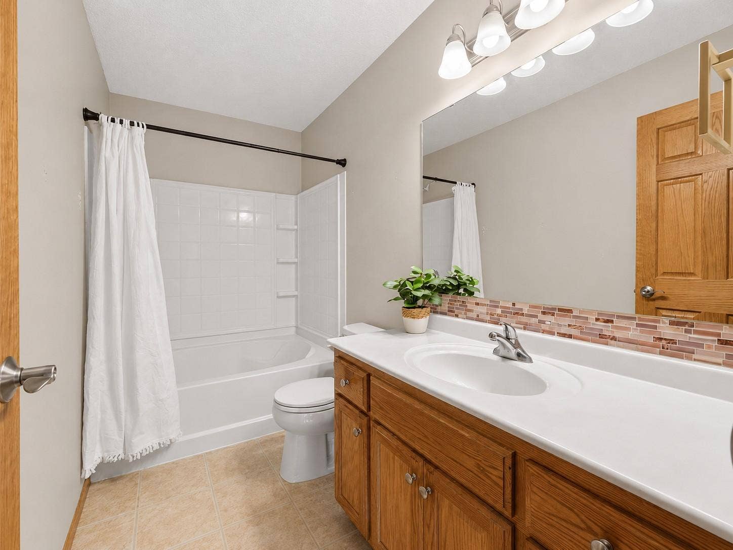 11631 Prospect Curve, Woodbury, MN 55129 Private primary bathroom.
