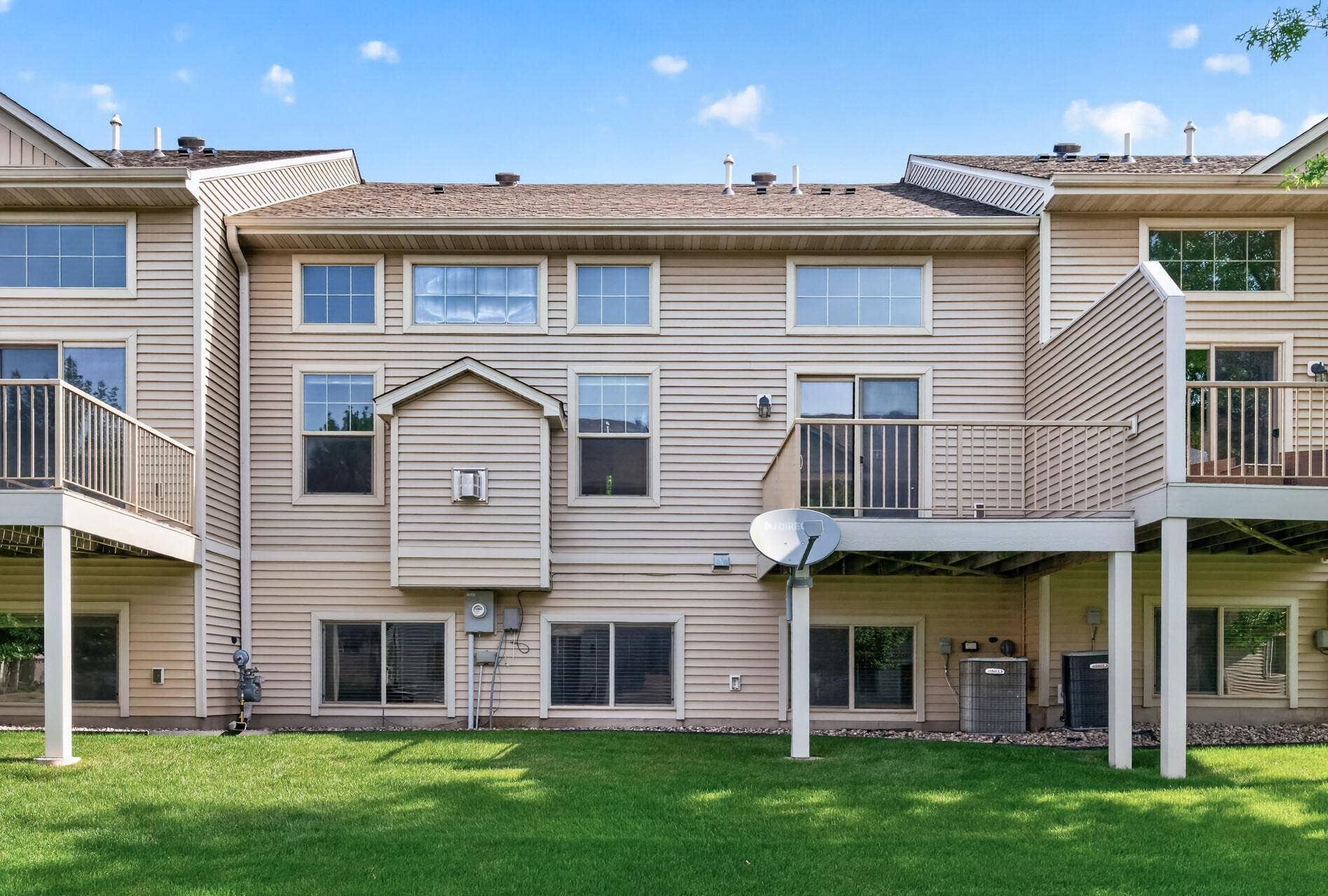 11631 Prospect Curve, Woodbury, MN 55129 Exterior video of this large townhome.