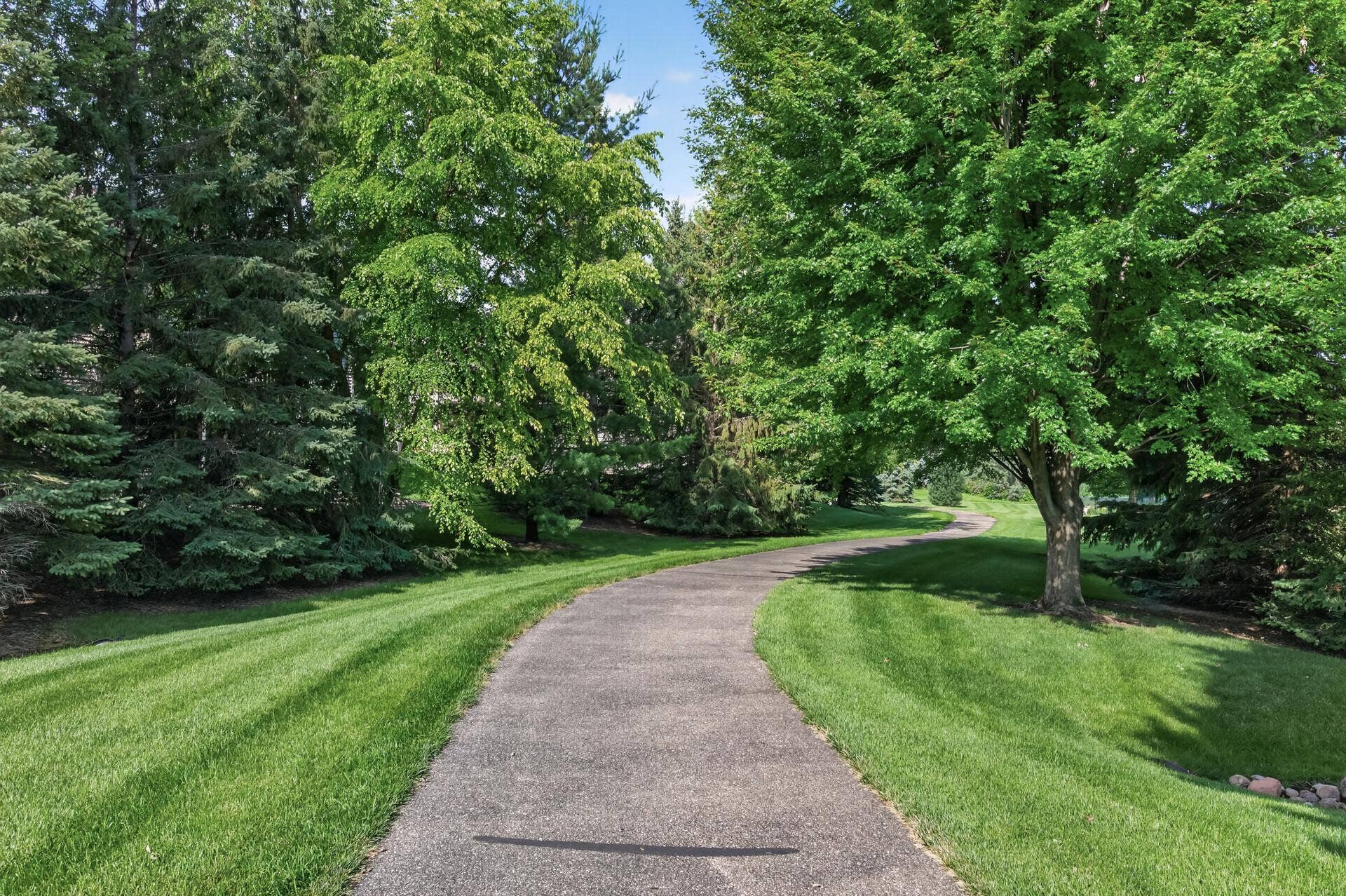 11631 Prospect Curve, Woodbury, MN 55129 Miles and miles of beautifully maintained biking and walking trails wind through the community and connect to surrounding neighborhoods. Perfect for morning walks, evening bike rides, and everything in between.