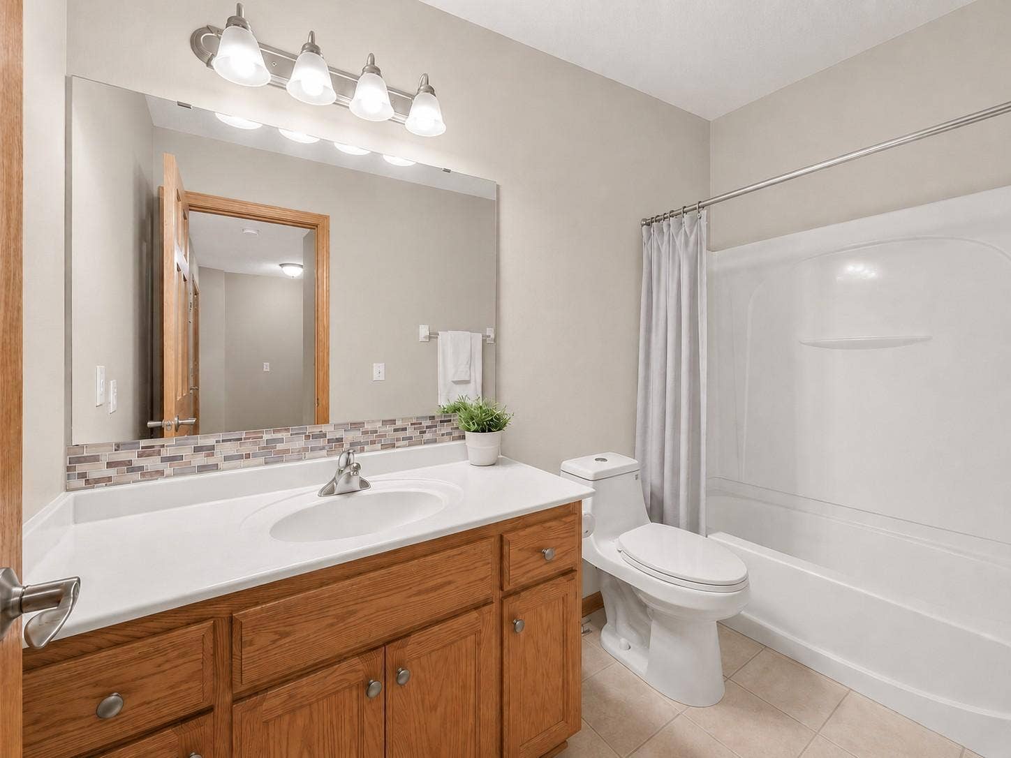 11631 Prospect Curve, Woodbury, MN 55129 Upper level full bathroom servicing the 2nd bedroom and guest.