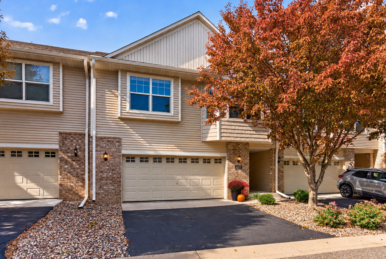 11631 Prospect Curve, Woodbury, MN 55129 Over 1,800 finished square feet with maintenance-free living with snow removal, lawn care and exterior maintenance included with the HOA. Plus enjoy all of the Heritage Park Community Amenities! VIRTUALLY STAGED!