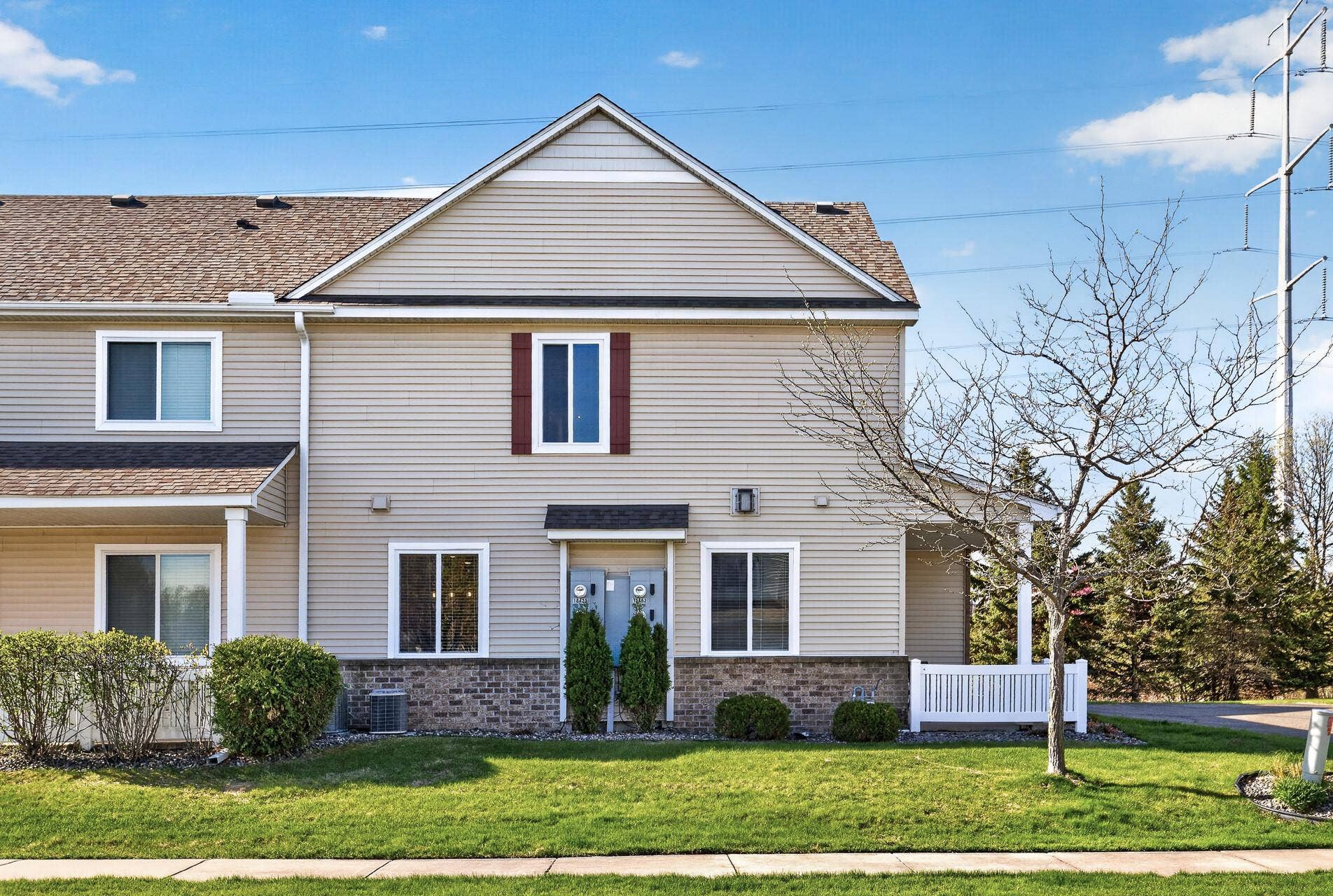 18451 97th Place N, Maple Grove, MN 55311 Side View