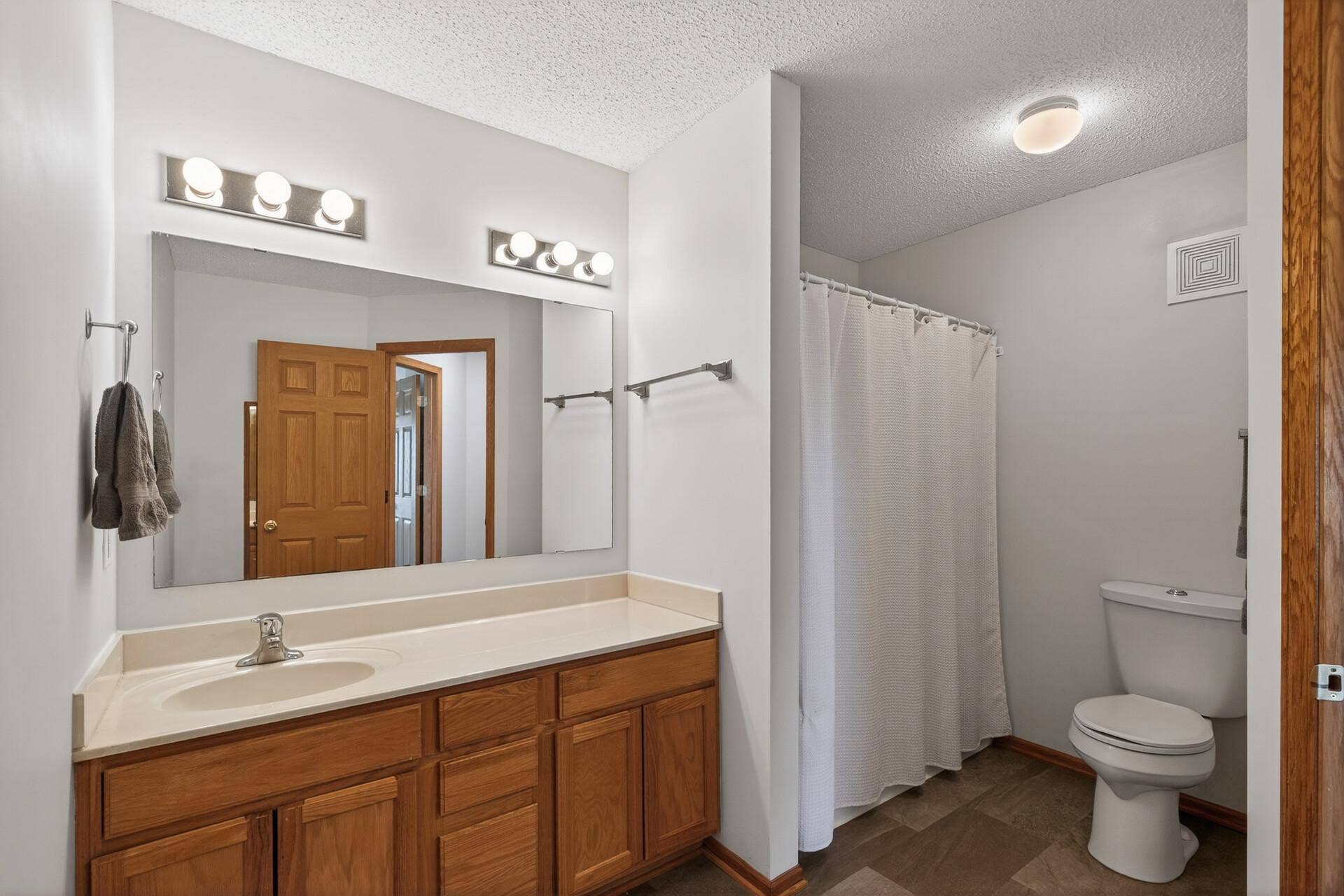18451 97th Place N, Maple Grove, MN 55311 Upstairs Full Bathroom