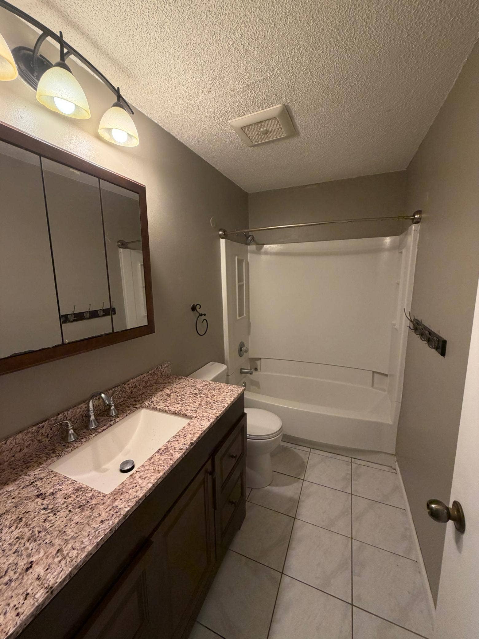 6546 Upper 22nd Street N, Oakdale, MN 55128 Full bath