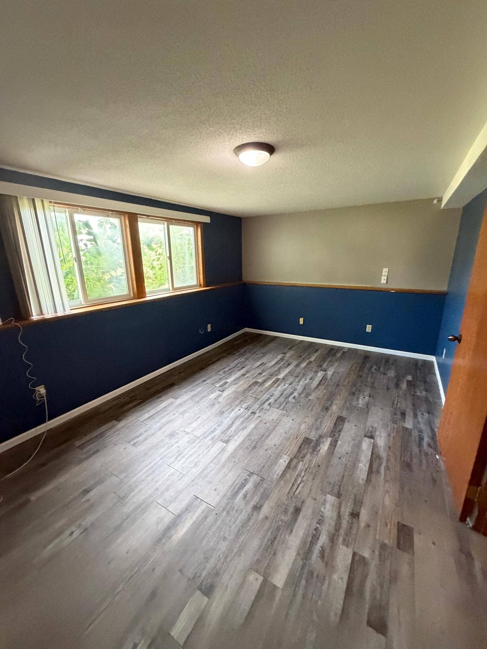 6546 Upper 22nd Street N, Oakdale, MN 55128 Huge family room!