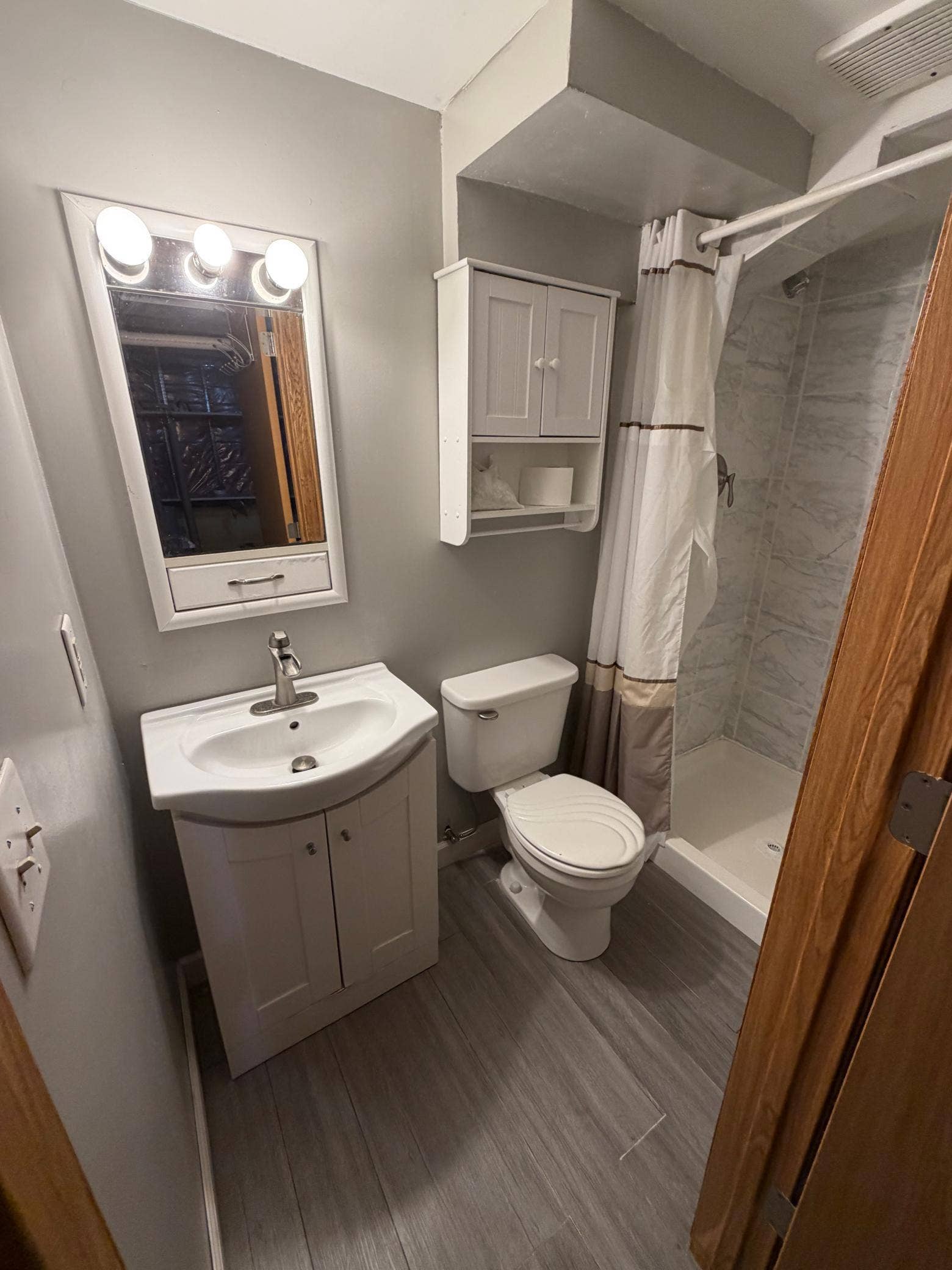 6546 Upper 22nd Street N, Oakdale, MN 55128 Lower level bath