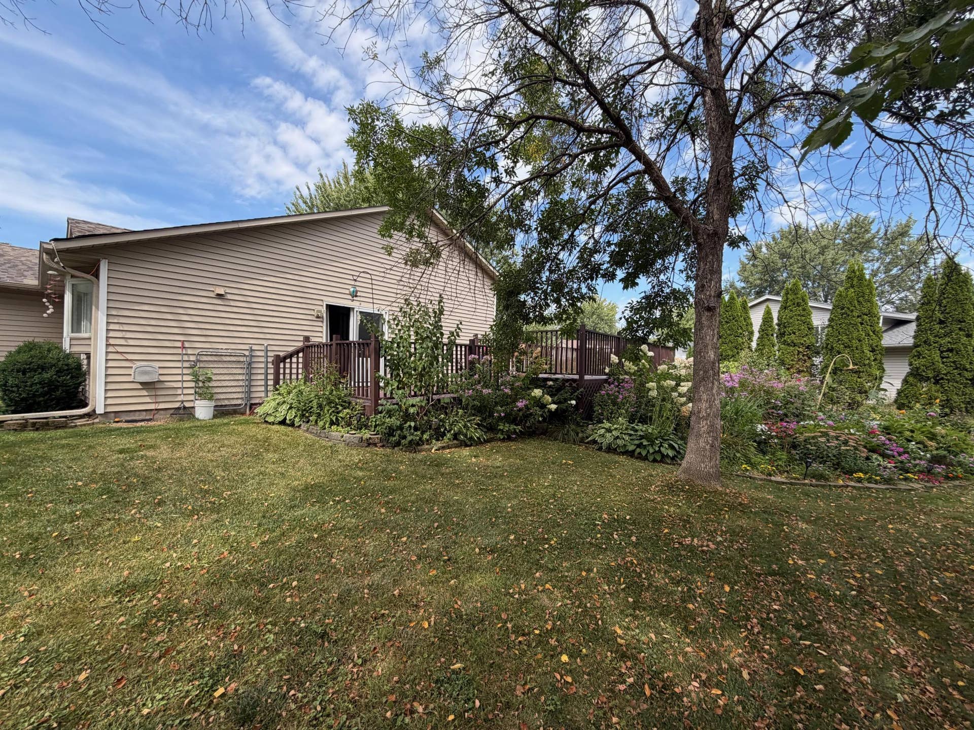 6546 Upper 22nd Street N, Oakdale, MN 55128 Side yard