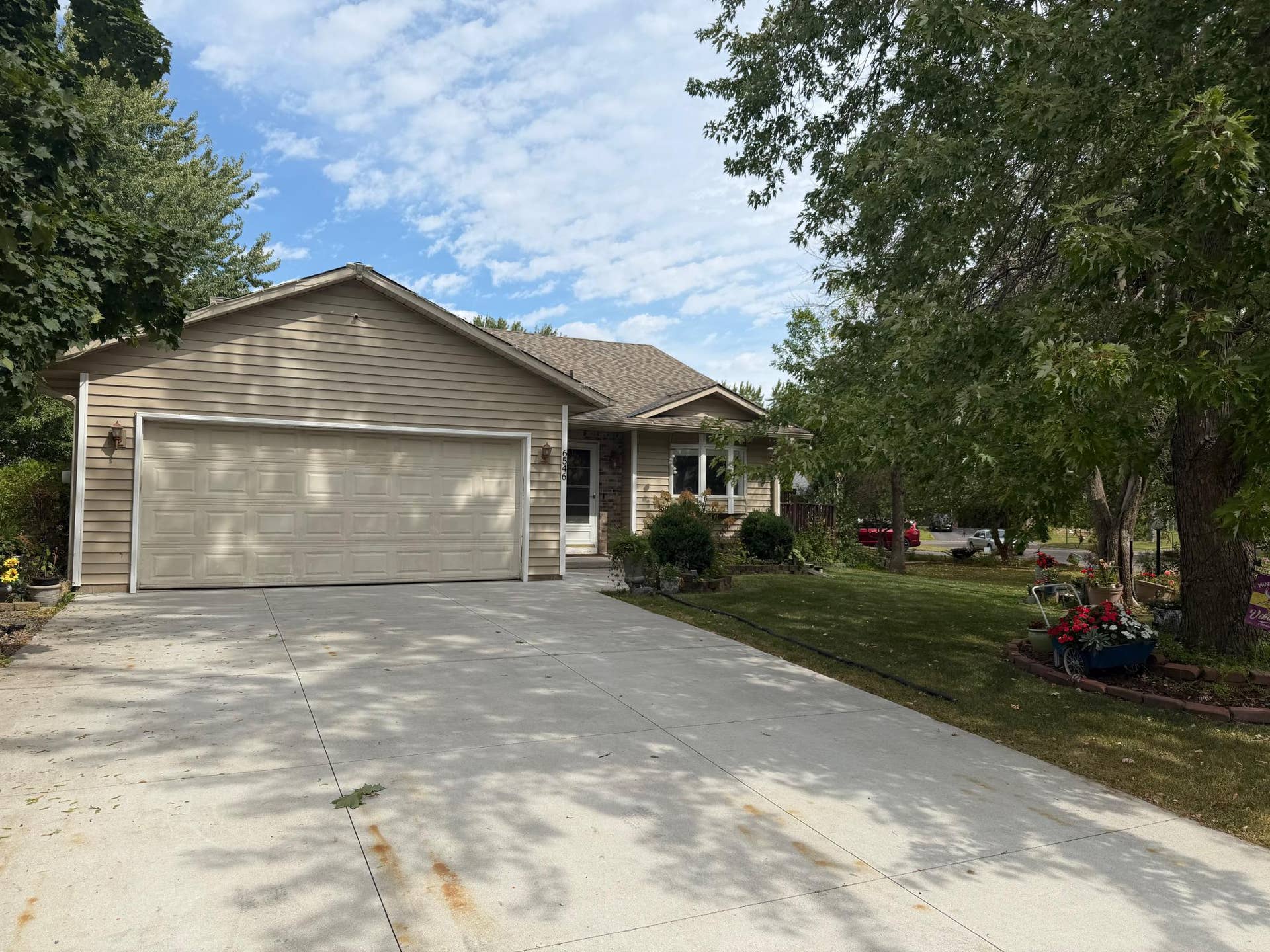 6546 Upper 22nd Street N, Oakdale, MN 55128 Welcome home to 6546 Upper 22nd Street North