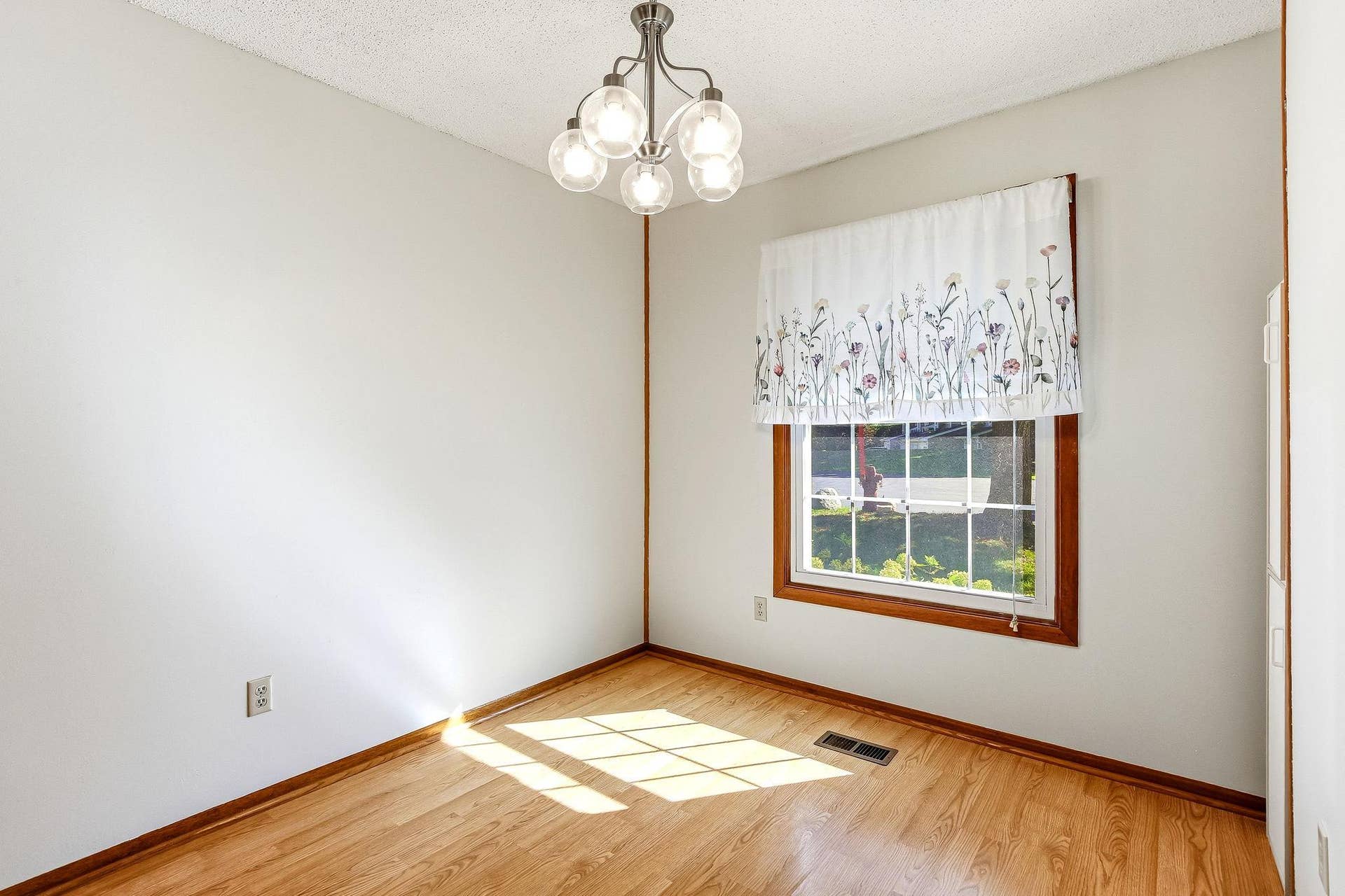6604 Upper 23rd Street N, Oakdale, MN 55128 15-web-or-mls-6604-Upper-23rd-St-15.jpg