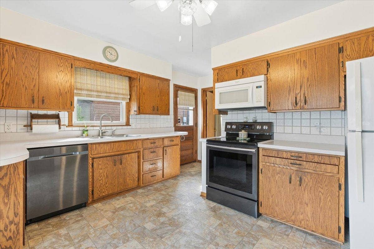4090 Highland Avenue, White Bear Lake, MN 55110 Update this space to give yourself your dream kitchen. Great space and stainless steel appliances, just use your imagination and create your dream kitchen!