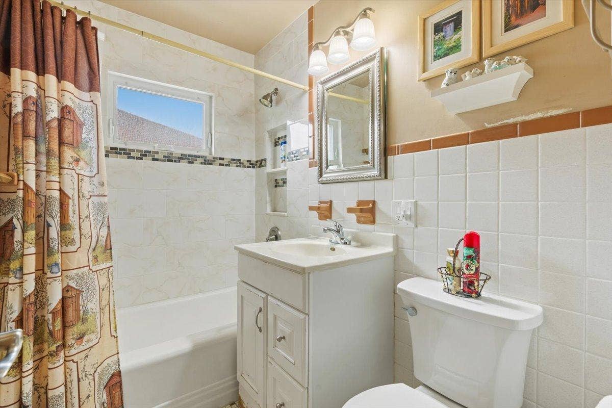 4090 Highland Avenue, White Bear Lake, MN 55110 Full bathroom on the main level with tiled tub/shower!!