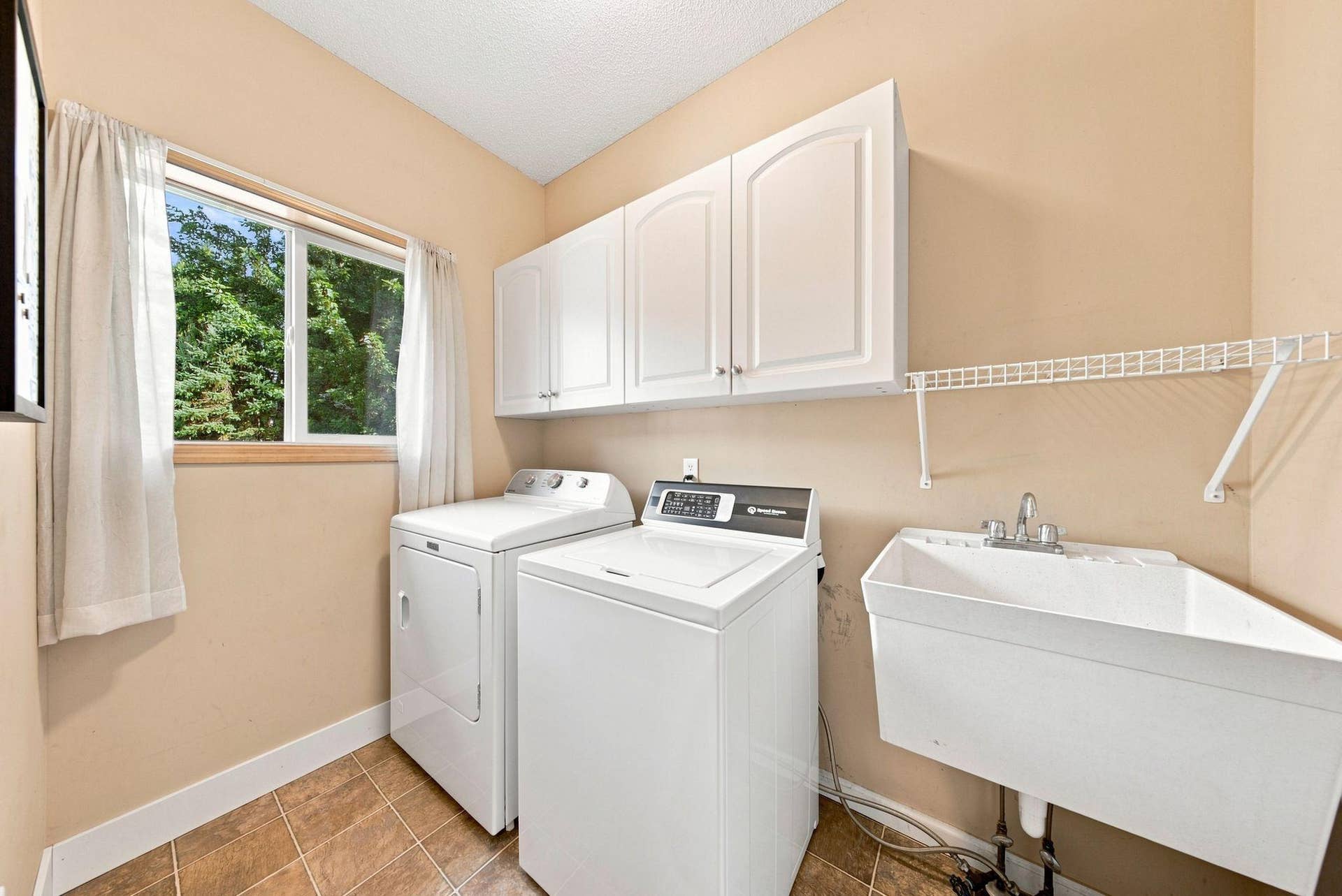 5294 Marquess Trail N, Lake Elmo, MN 55042 Laundry Room - Main Floor
