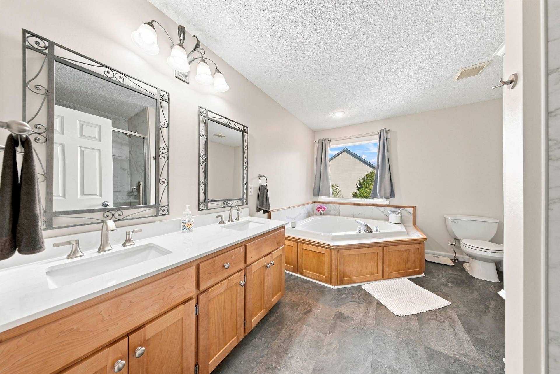 5294 Marquess Trail N, Lake Elmo, MN 55042 Primary Bathroom - Separate Jetted Tub & Shower