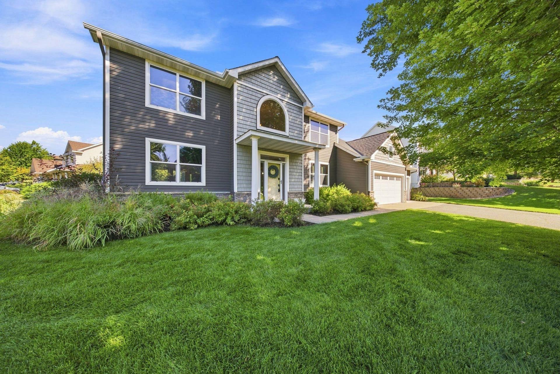 5294 Marquess Trail N, Lake Elmo, MN 55042 Front Exterior
