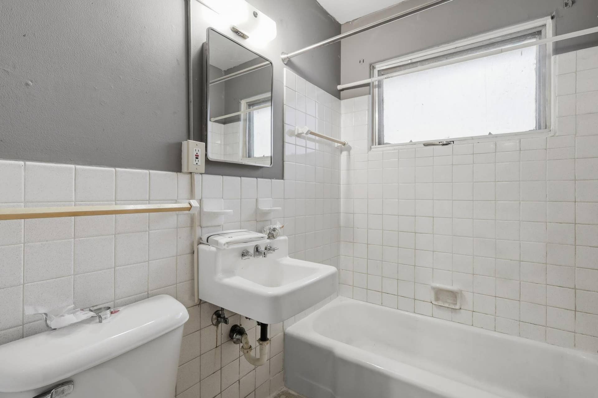 826 5th Street E, 90, Saint Paul, MN 55106 Bathroom