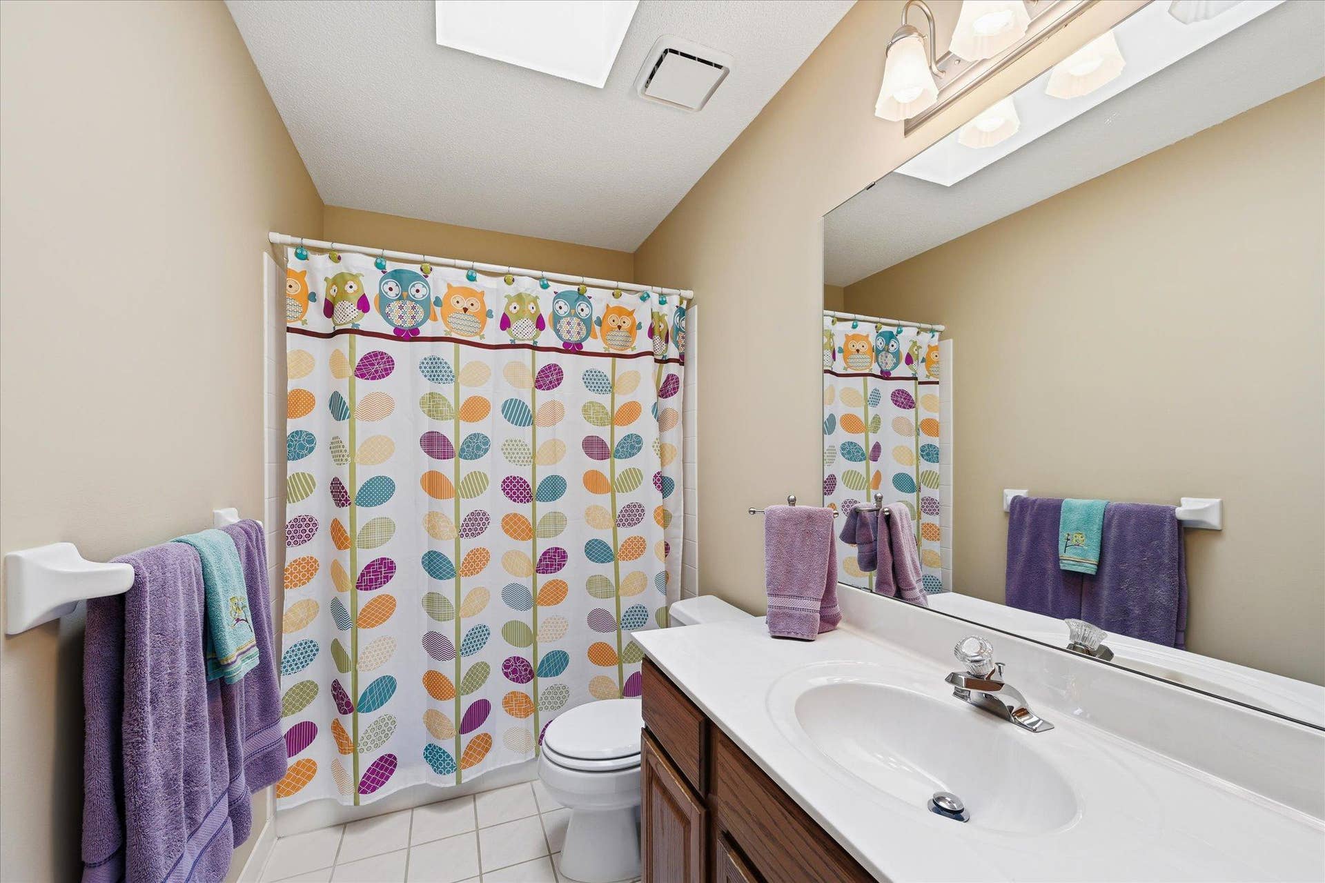 11412 Louisiana Avenue S, Bloomington, MN 55438 Upper level full bathroom.