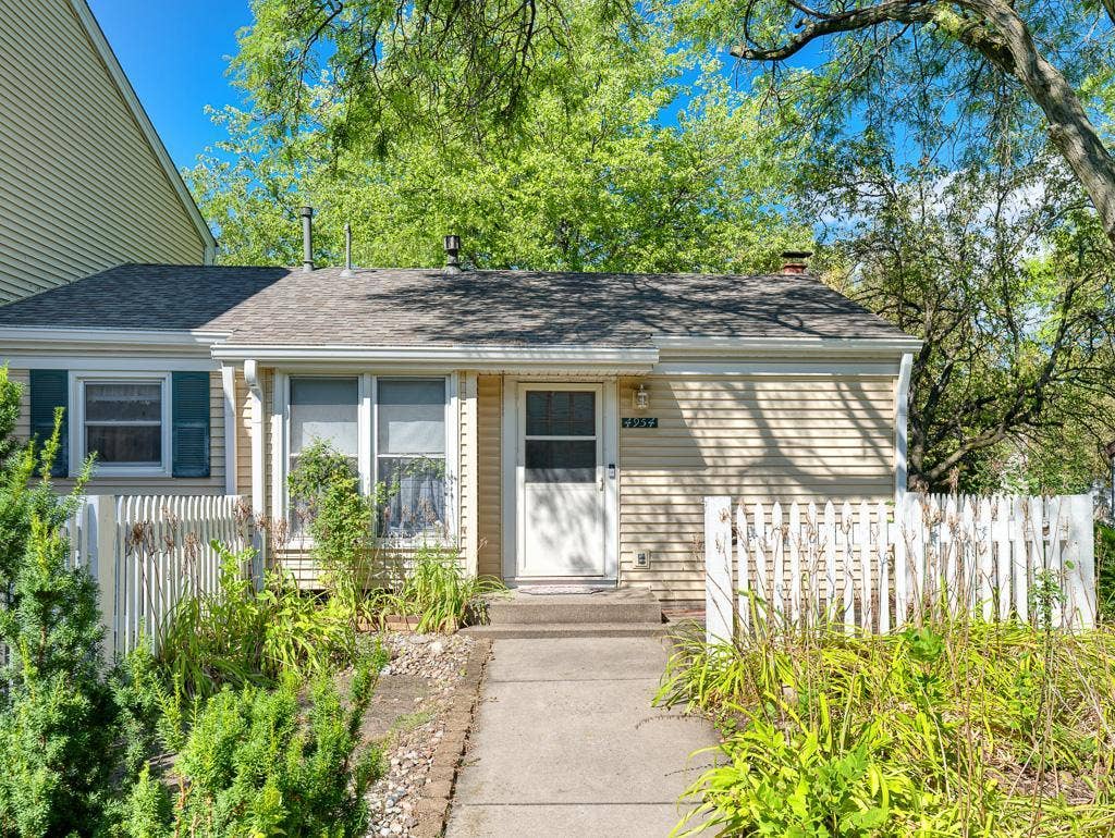 4954 Grenwich Trail N, Oakdale, MN 55128 Welcome to your new home located at 4954 Grenwich Trail North in Oakdale, MN.