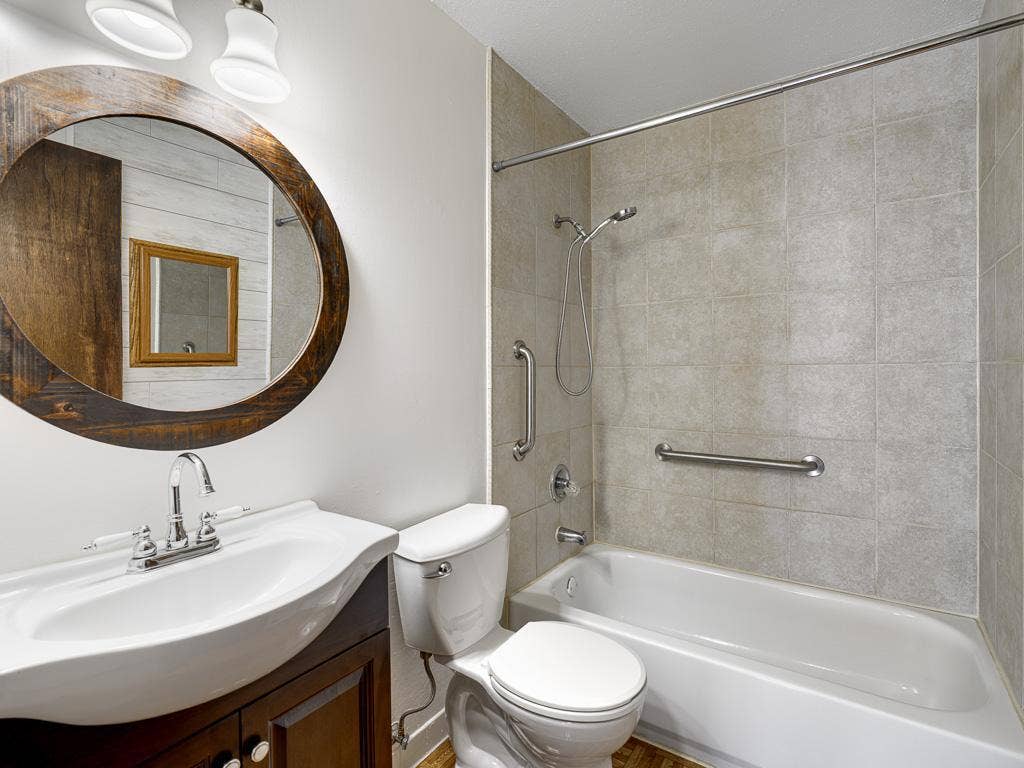 4954 Grenwich Trail N, Oakdale, MN 55128 The full bathroom has a newer ceramic shower.