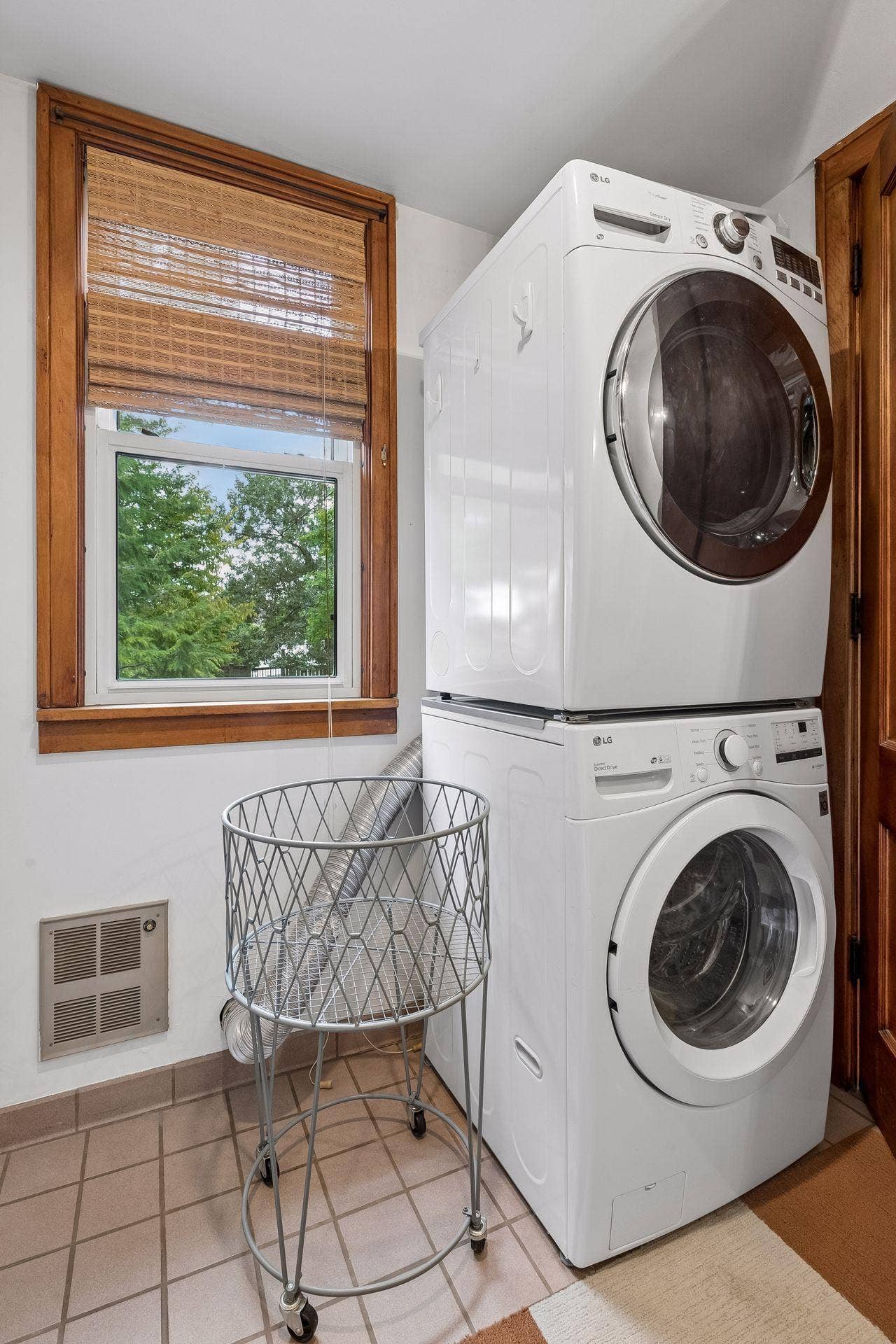3223 Blaisdell Avenue, 48, Minneapolis, MN 55408 A convenient main level washer and dryer.