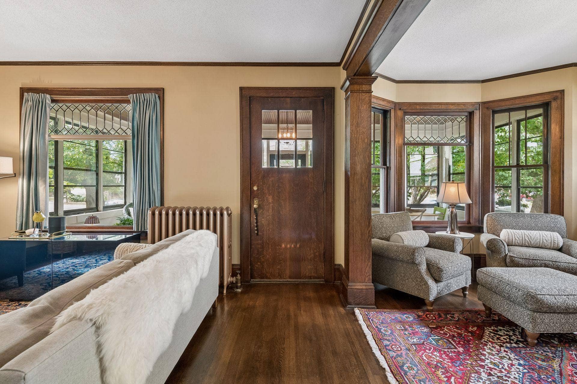 3223 Blaisdell Avenue, 48, Minneapolis, MN 55408 A wonderful entry that sets the tone for craftsmanship throughout.