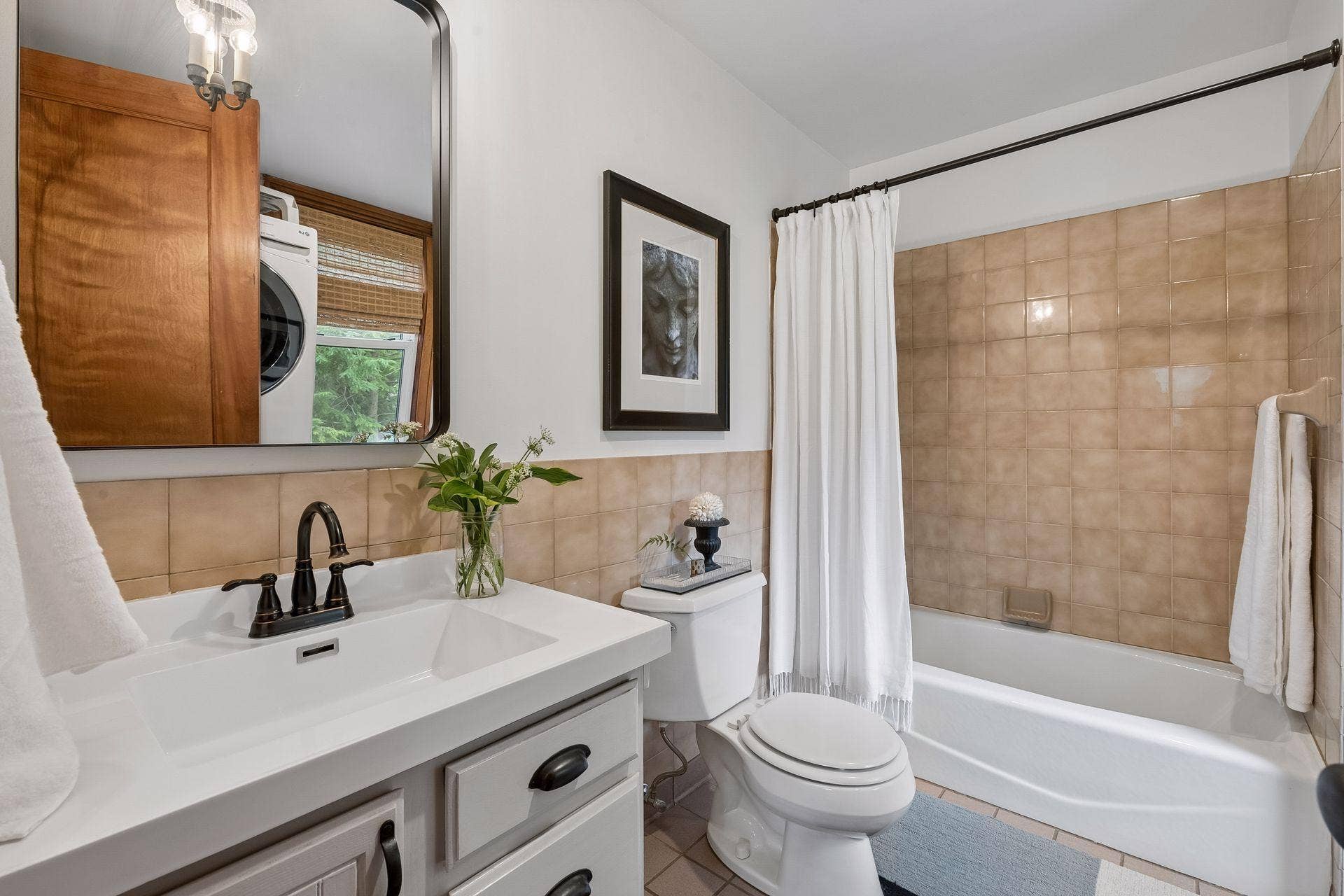 3223 Blaisdell Avenue, 48, Minneapolis, MN 55408 An updated main level bathroom for everyday living.