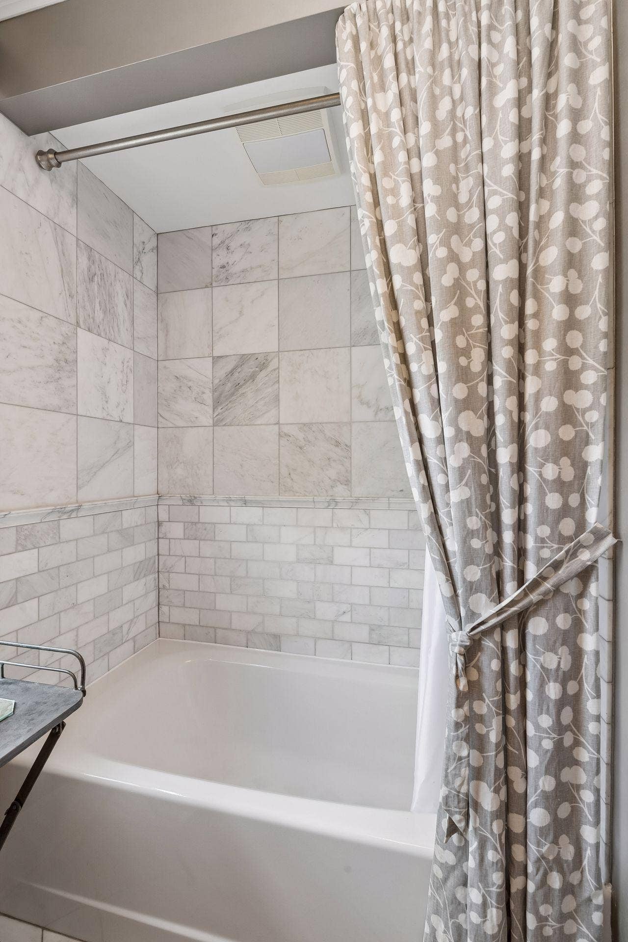 3223 Blaisdell Avenue, 48, Minneapolis, MN 55408 Amazing stone and tile bathroom tub and shower surround.