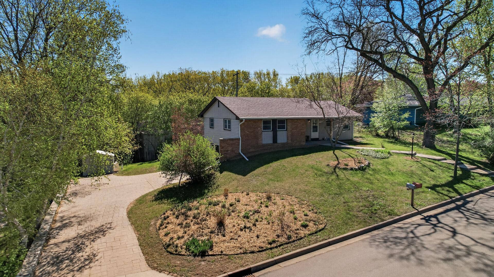 2580 Winfield Avenue, Golden Valley, MN 55422 Welcome home to your new home in Golden Valley's Bassett Creek nieghborhood