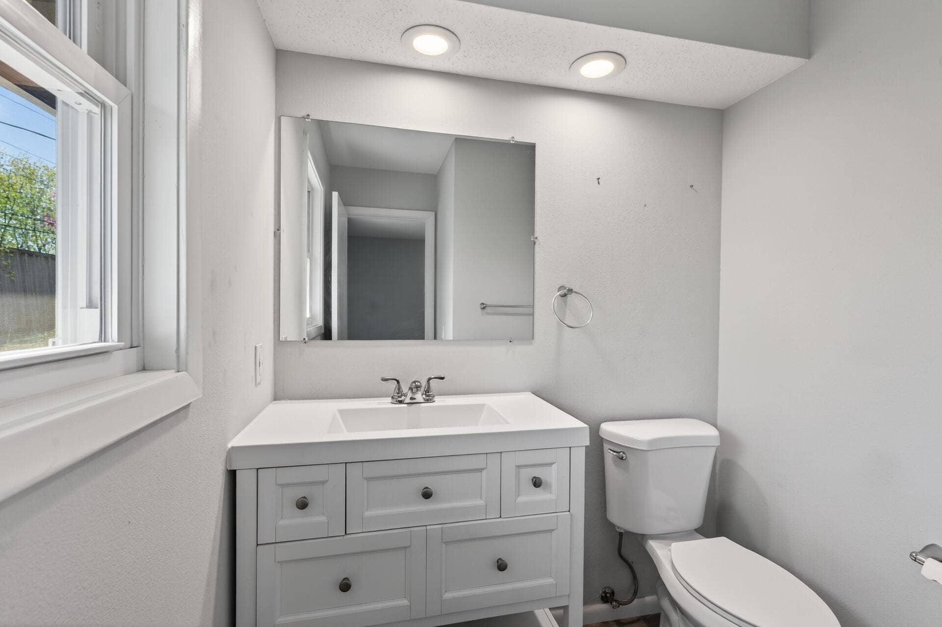 2580 Winfield Avenue, Golden Valley, MN 55422 Half bath off primary bedroom