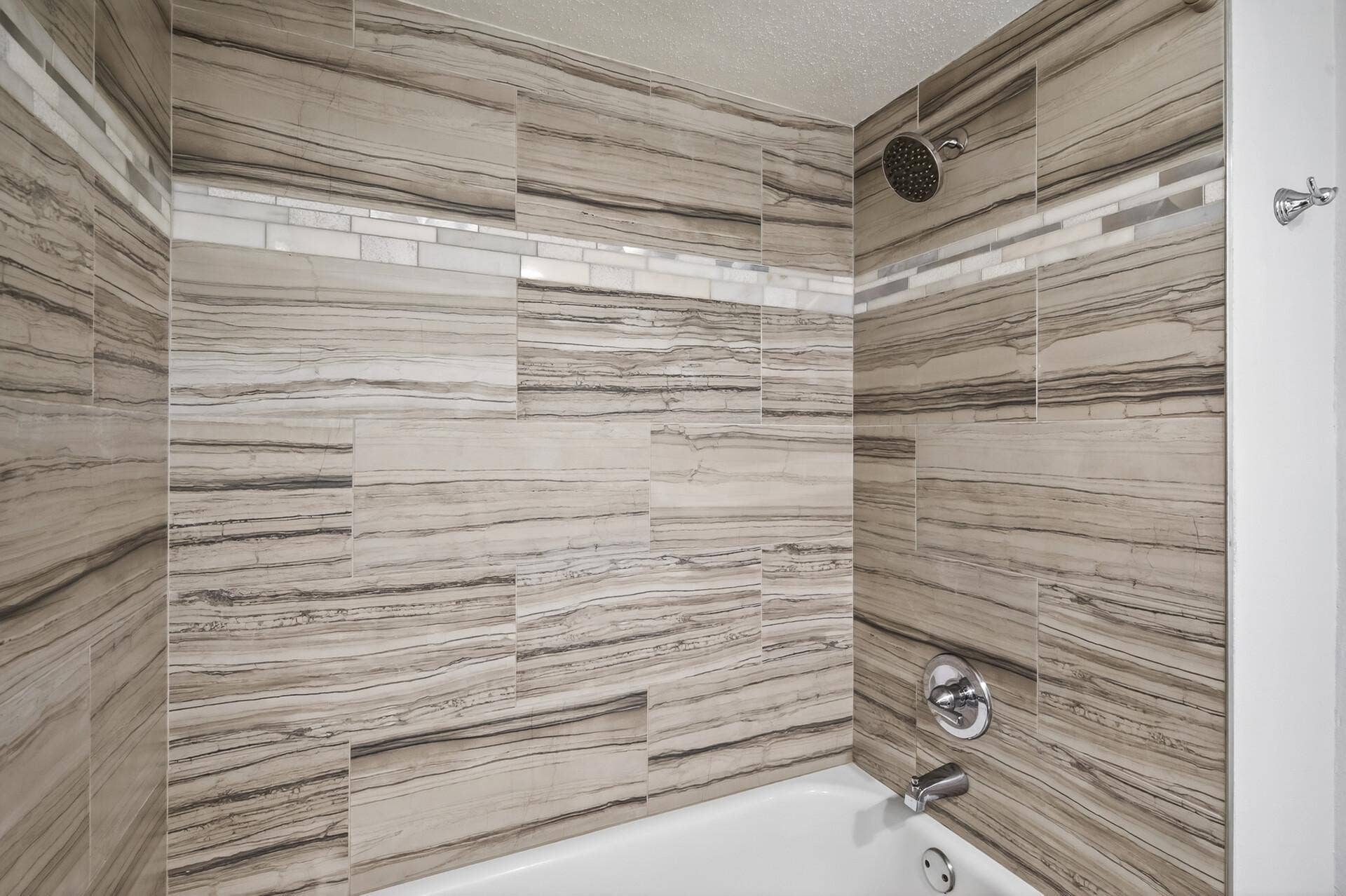 2580 Winfield Avenue, Golden Valley, MN 55422 Luxurious bath in main floor bathroom
