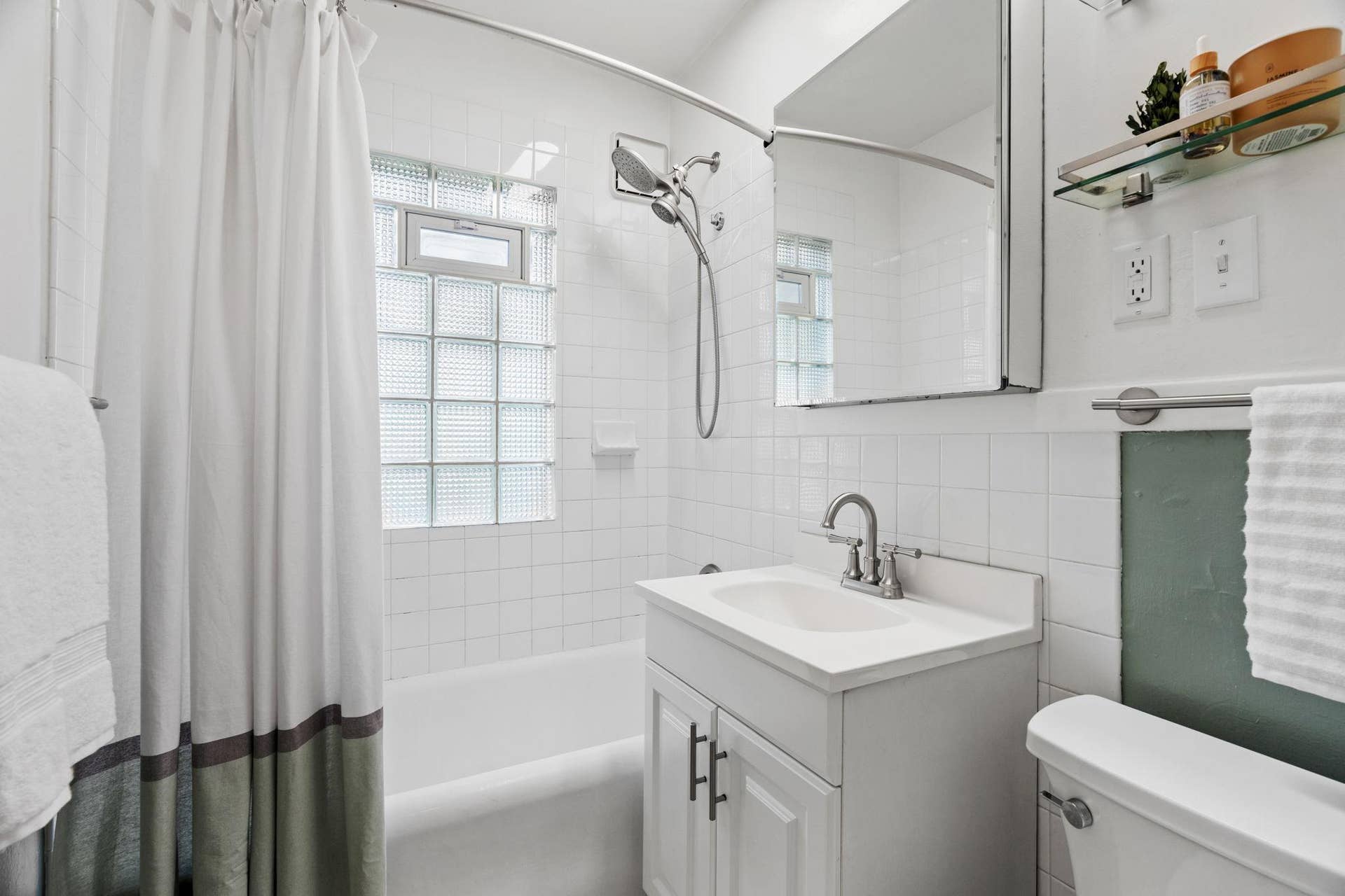 4536 33rd Avenue S, 25, Minneapolis, MN 55406 Full Bathroom - Main