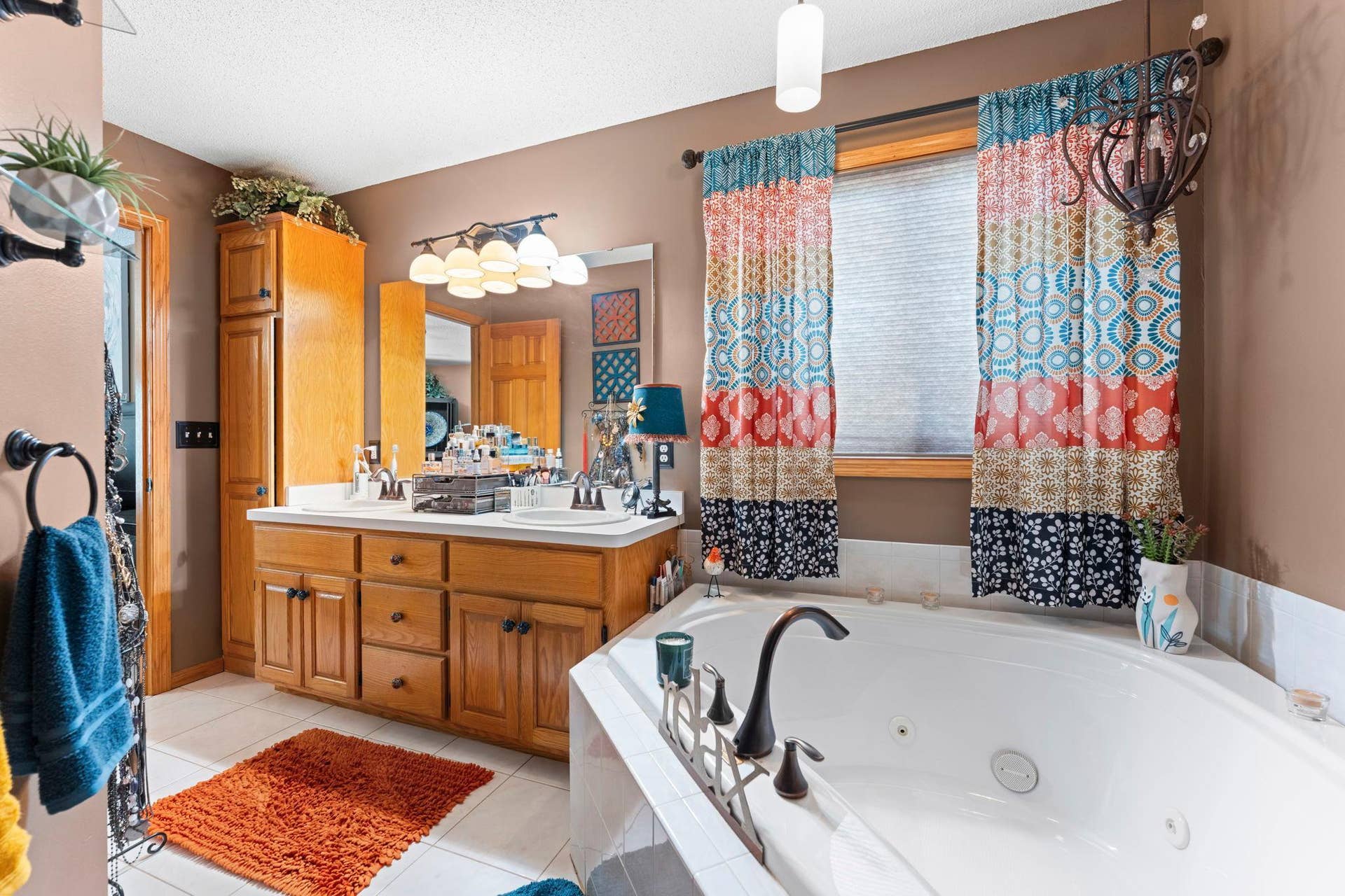 17269 80th Place N, Maple Grove, MN 55311 Separate jacuzzi tub and shower