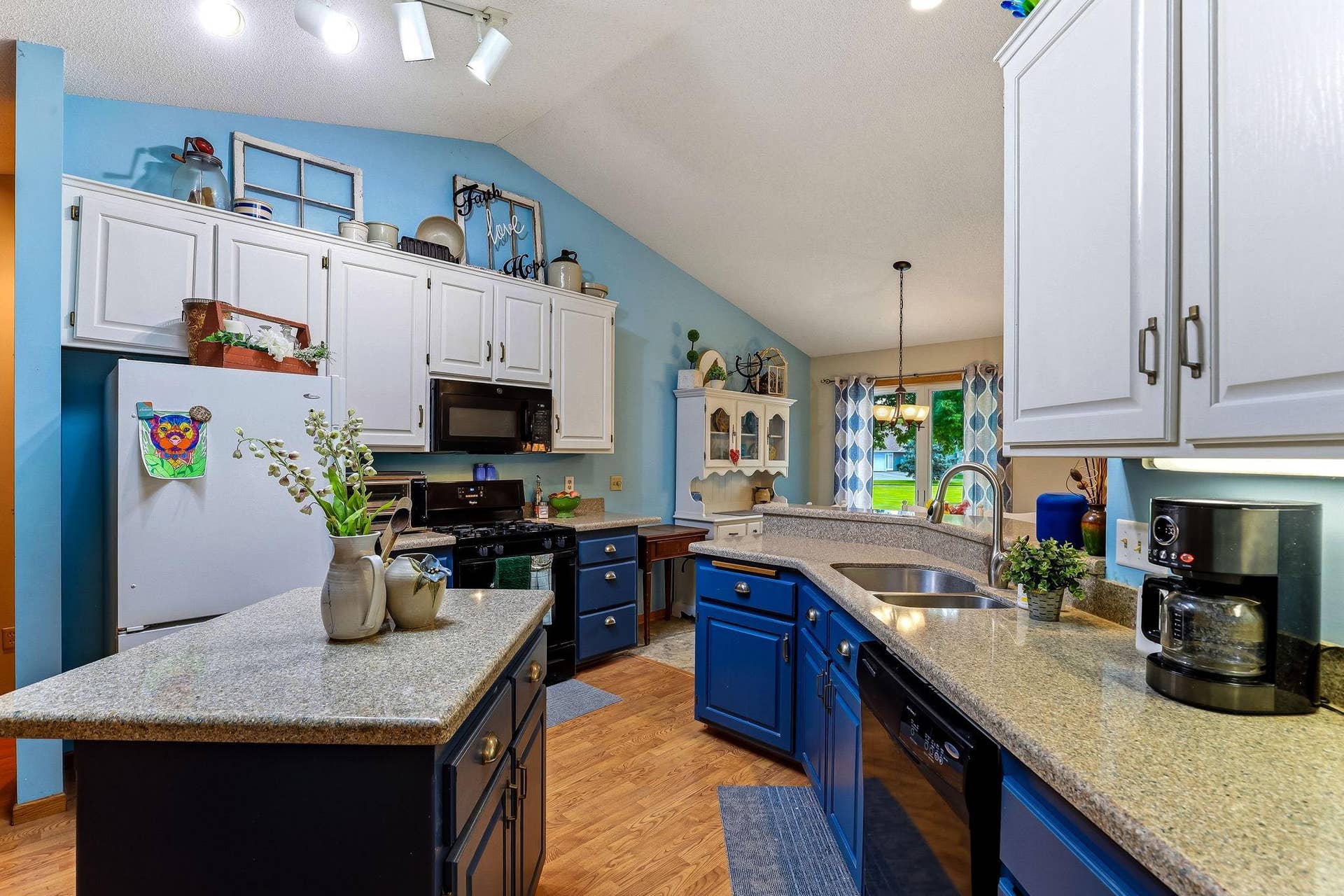 9205 Yorkshire Lane, Brooklyn Park, MN 55443 9205 Yorkshire Lane, Brooklyn Park, MN 55443