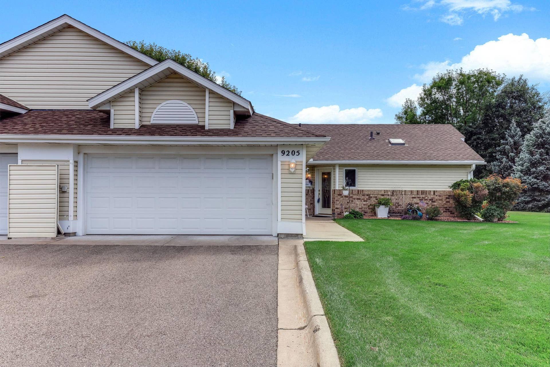 9205 Yorkshire Lane, Brooklyn Park, MN 55443 9205 Yorkshire Lane, Brooklyn Park, MN 55443