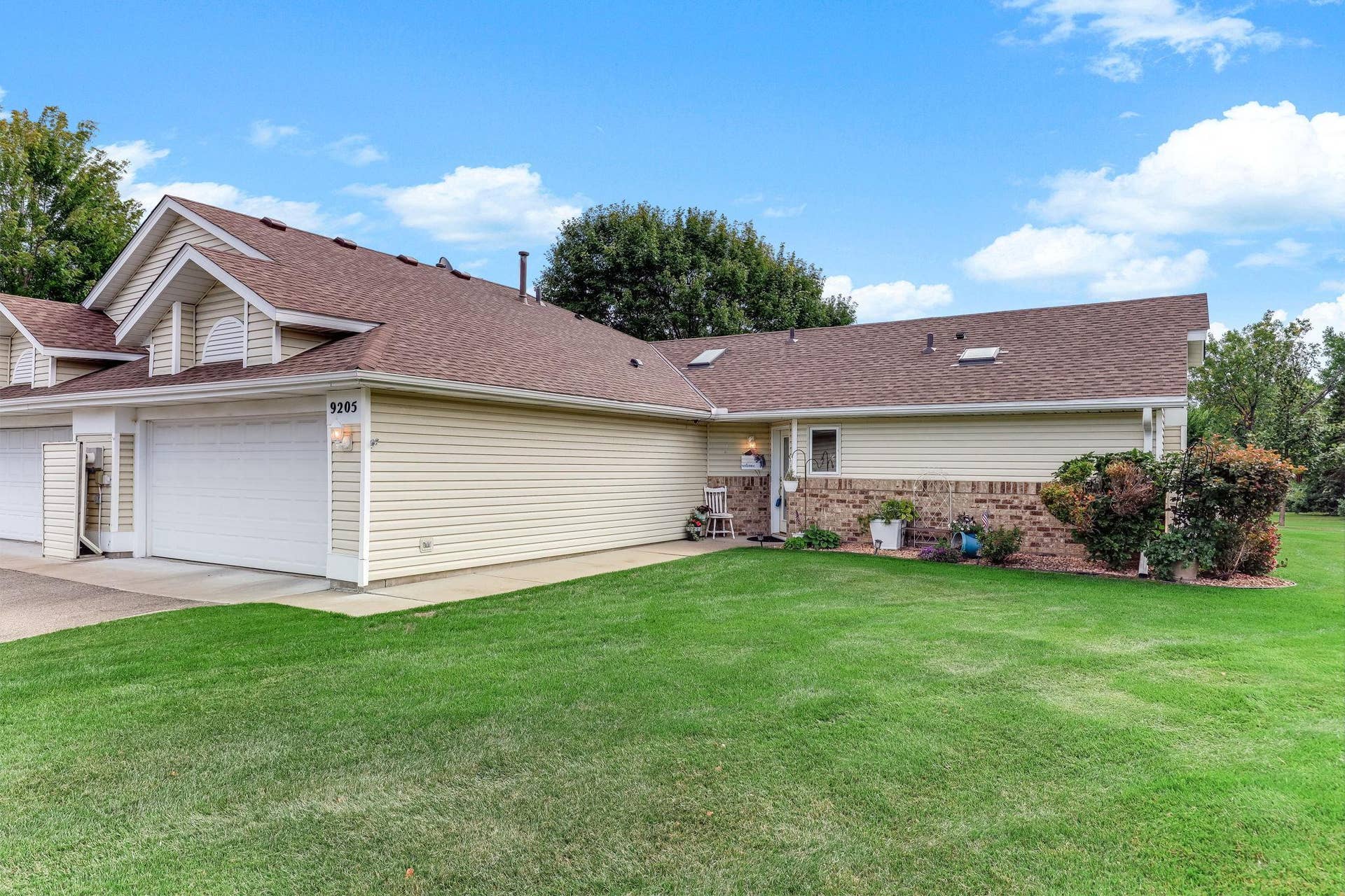 9205 Yorkshire Lane, Brooklyn Park, MN 55443 9205 Yorkshire Lane, Brooklyn Park, MN 55443