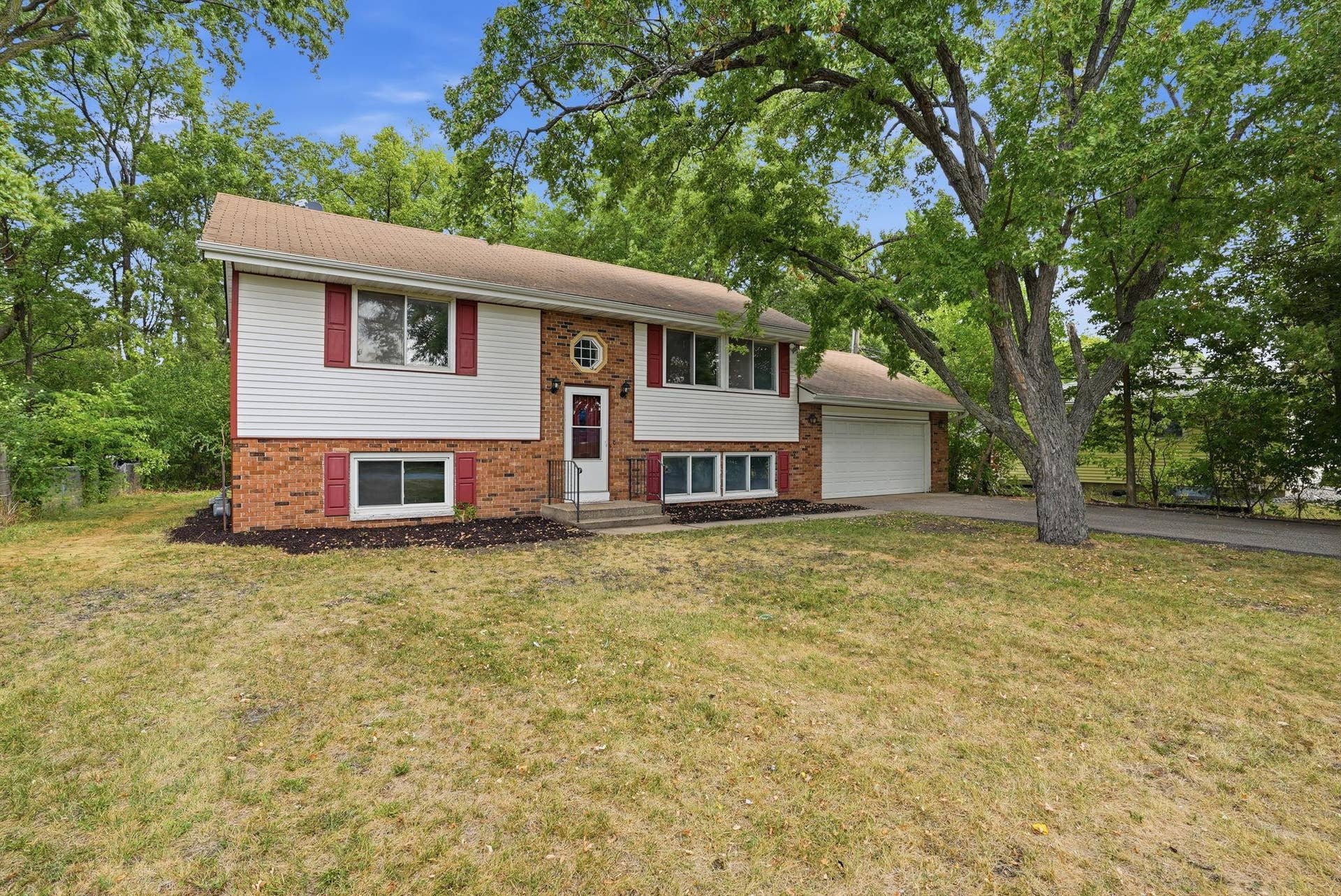 2112 69th Avenue N, Brooklyn Center, MN 55430 28-web-or-mls-First Person Visuals06139.jpg