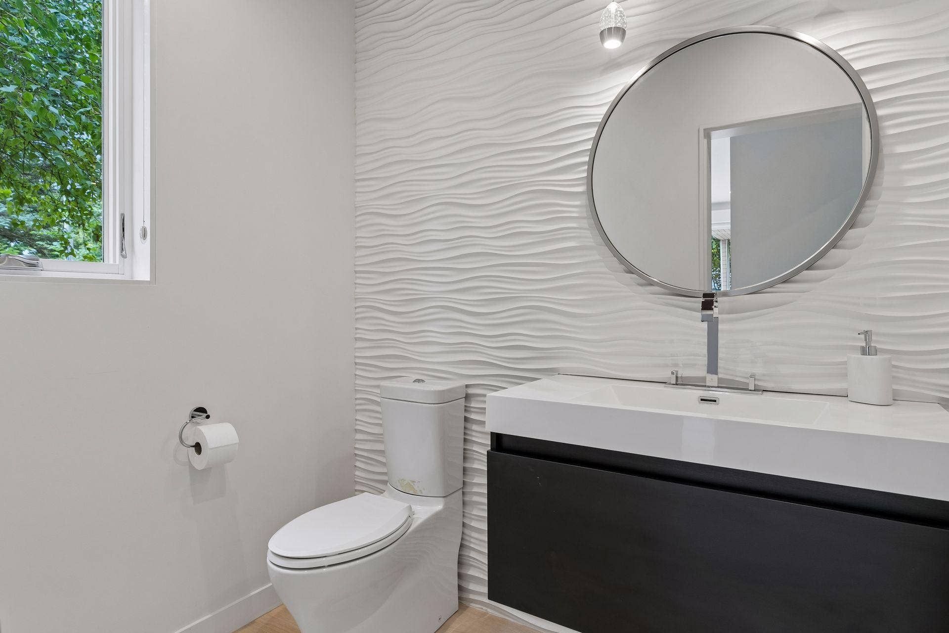 674 Montcalm Place, 94, Saint Paul, MN 55116 Convenient main floor powder room.