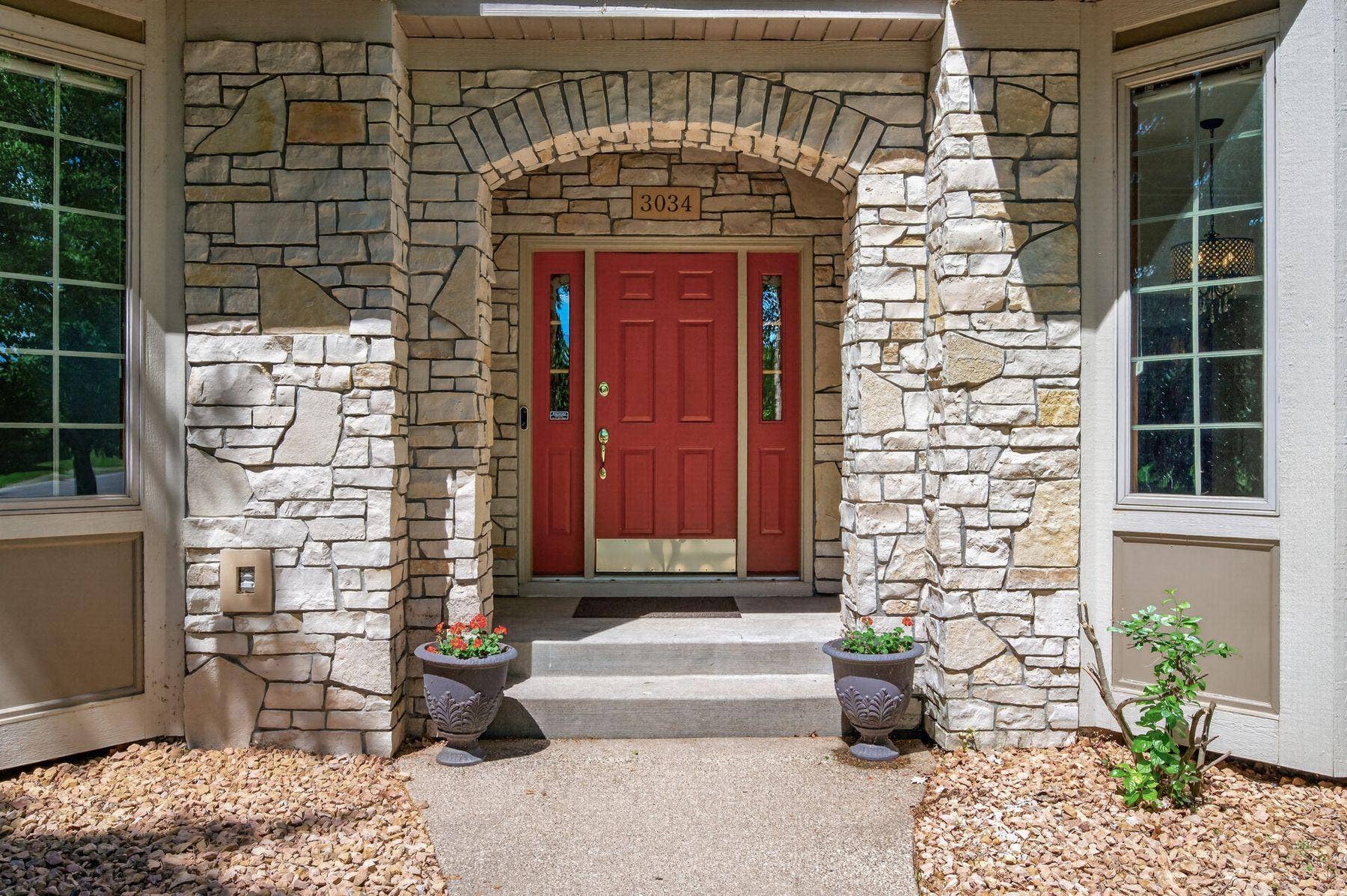 3034 Edgewater Drive, Woodbury, MN 55125 Real stone