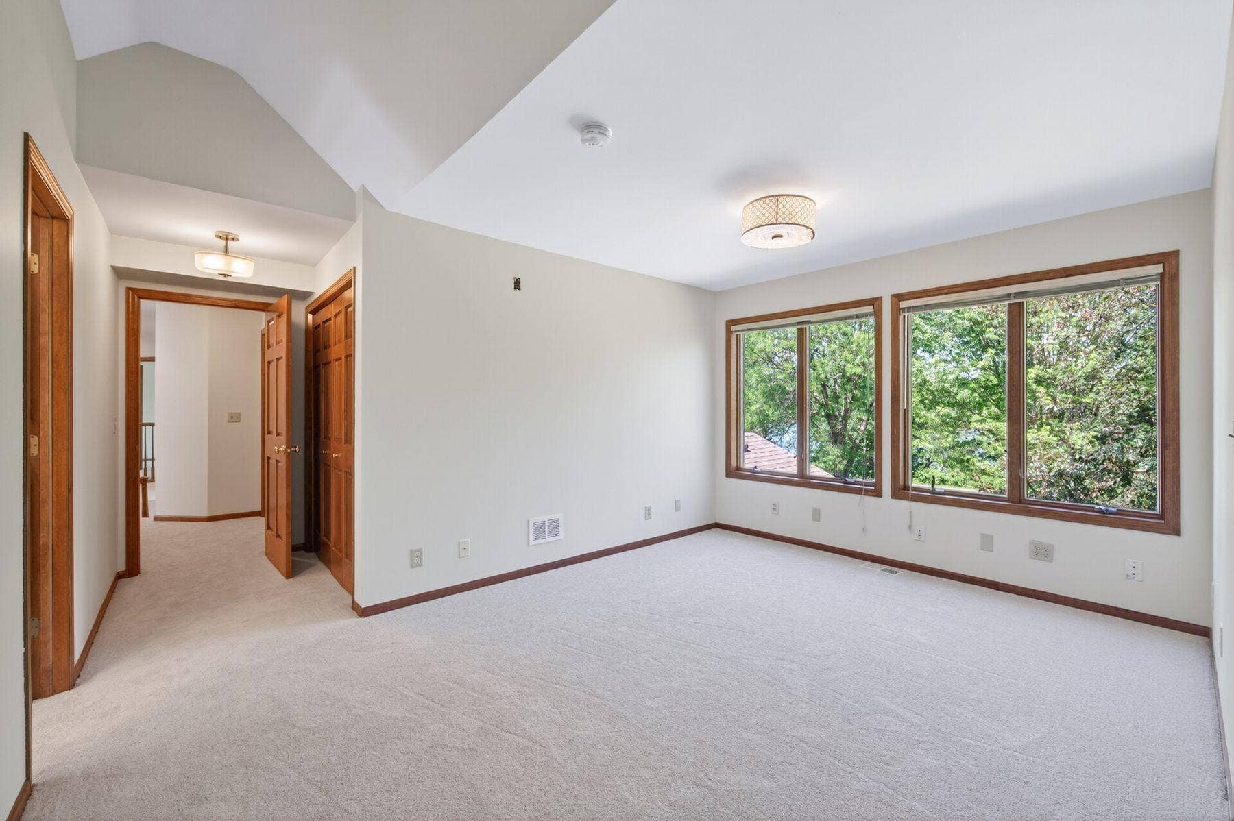 3034 Edgewater Drive, Woodbury, MN 55125 2nd primary suite with 3/4 ensuite