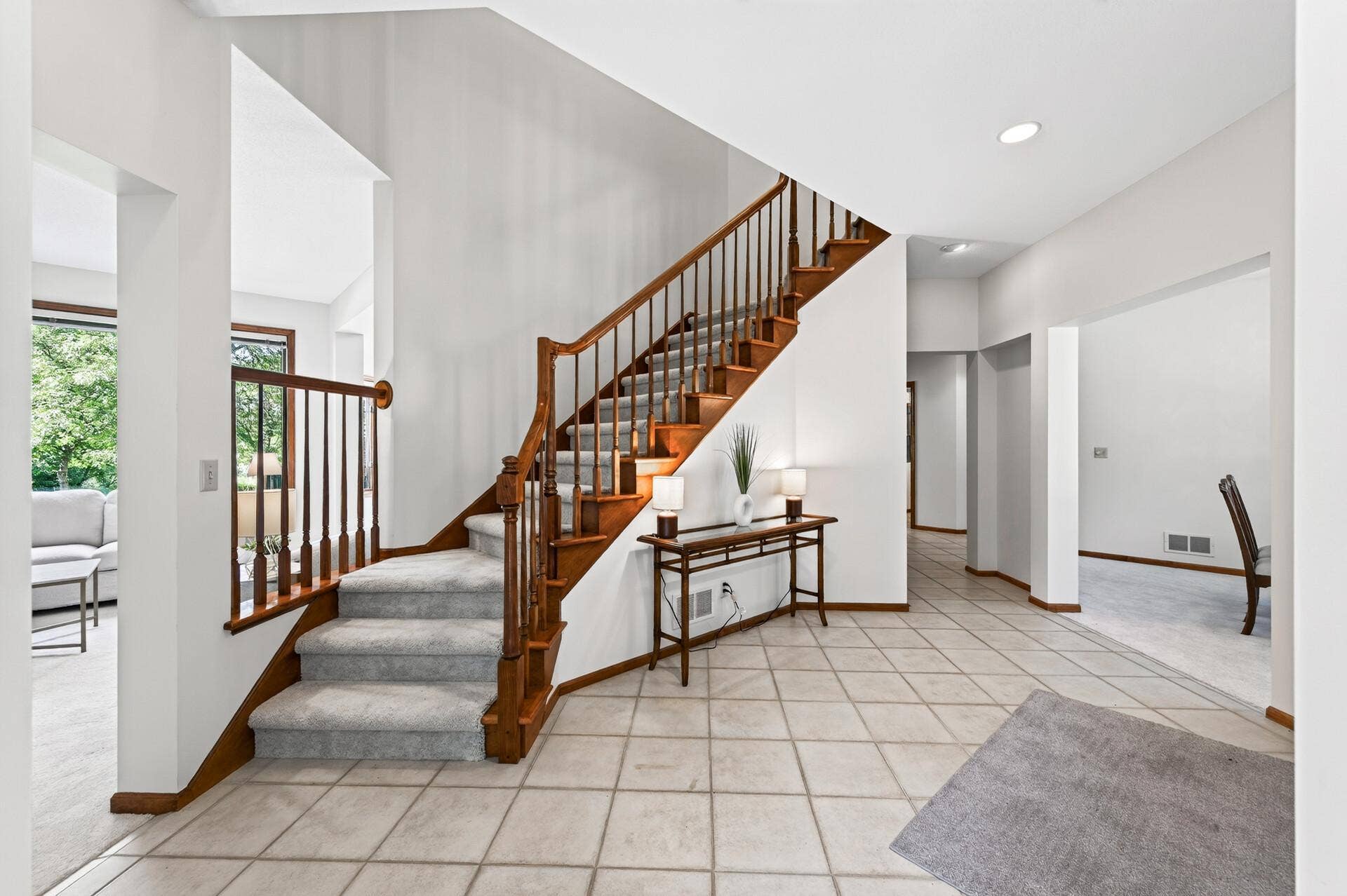 3034 Edgewater Drive, Woodbury, MN 55125 Large foyer for grand enterance