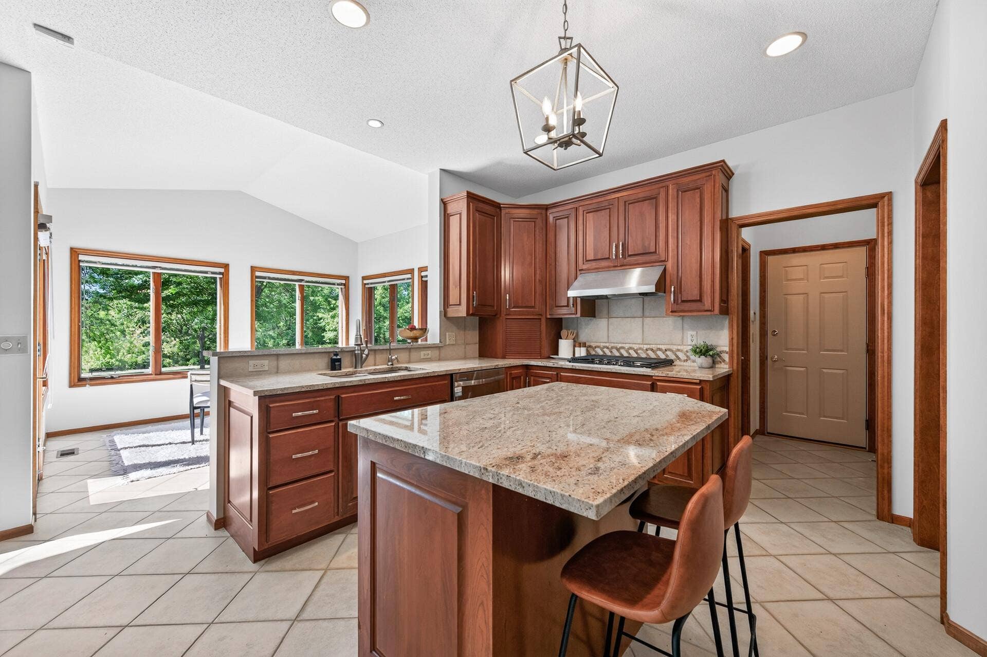 3034 Edgewater Drive, Woodbury, MN 55125 Contemporary and traditional both!
