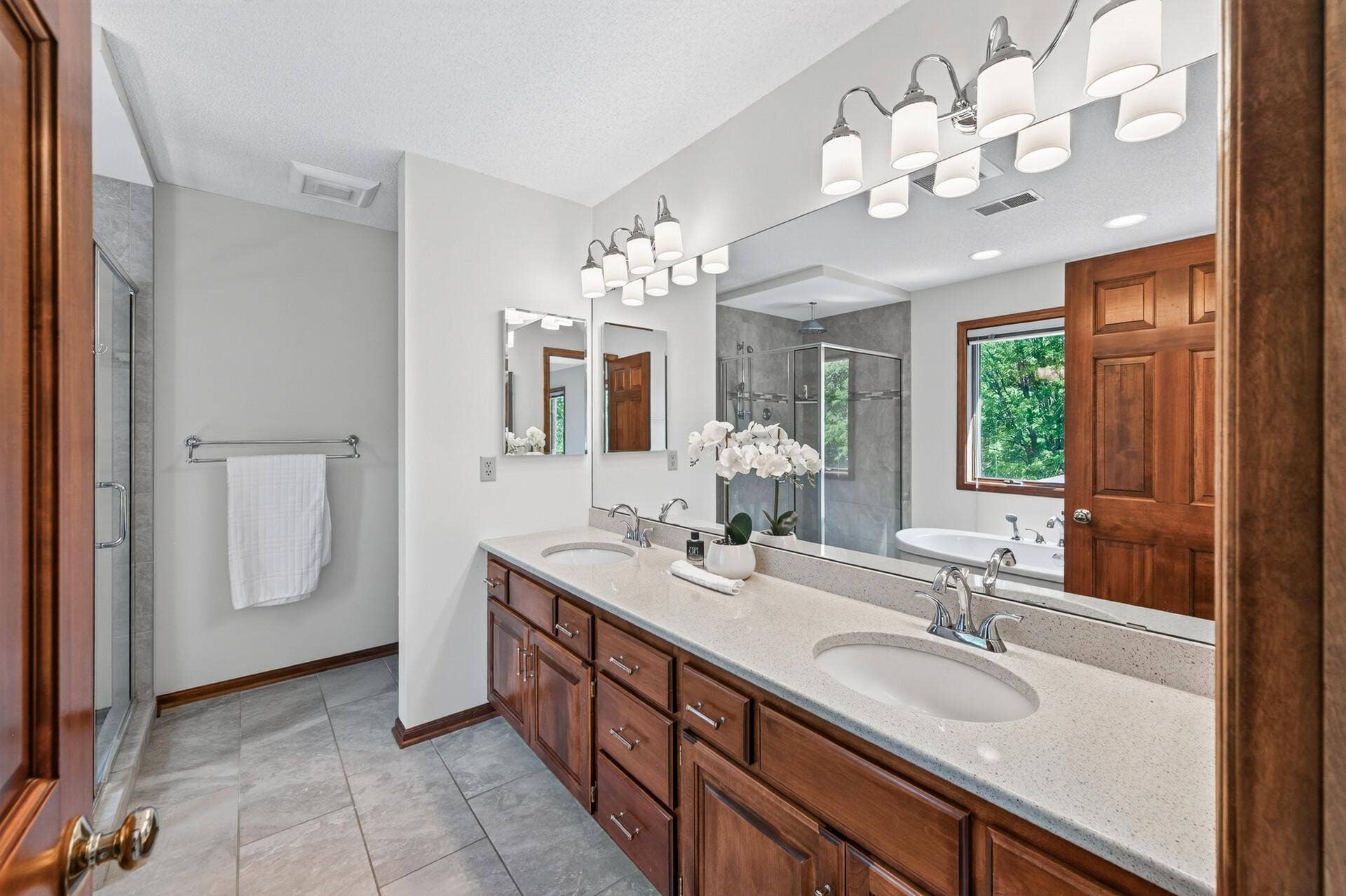 3034 Edgewater Drive, Woodbury, MN 55125 primary en suite with stand alone soaking tub